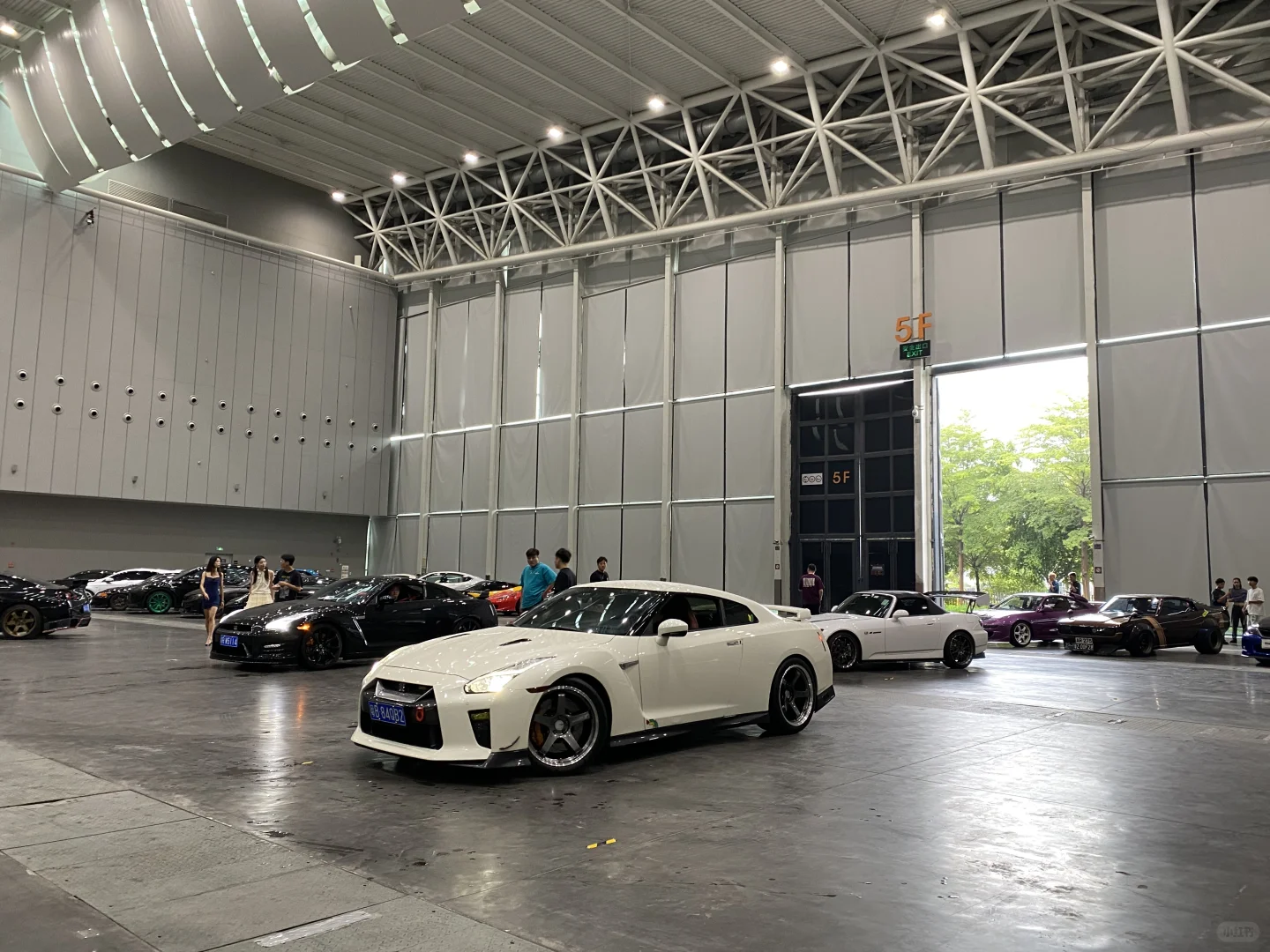 过度商业化的改装展会还是得靠外场撑场了。