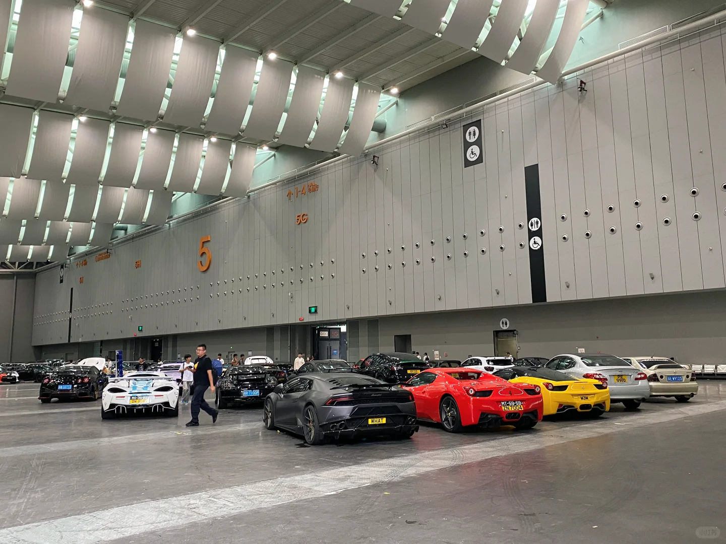 过度商业化的改装展会还是得靠外场撑场了。