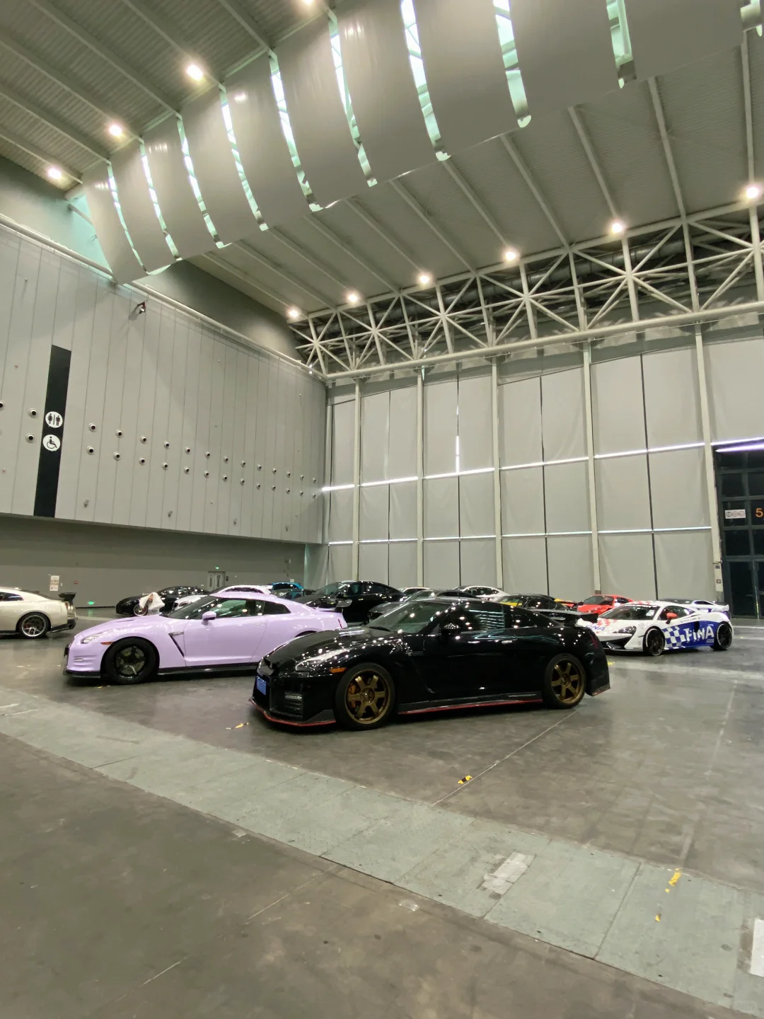 过度商业化的改装展会还是得靠外场撑场了。