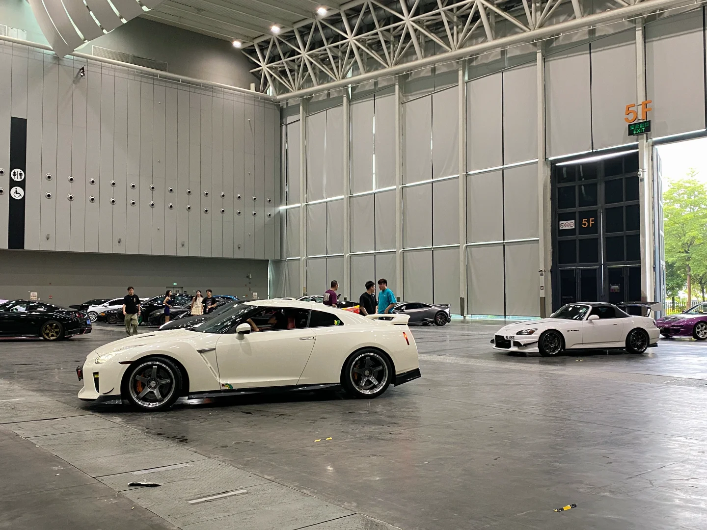 过度商业化的改装展会还是得靠外场撑场了。