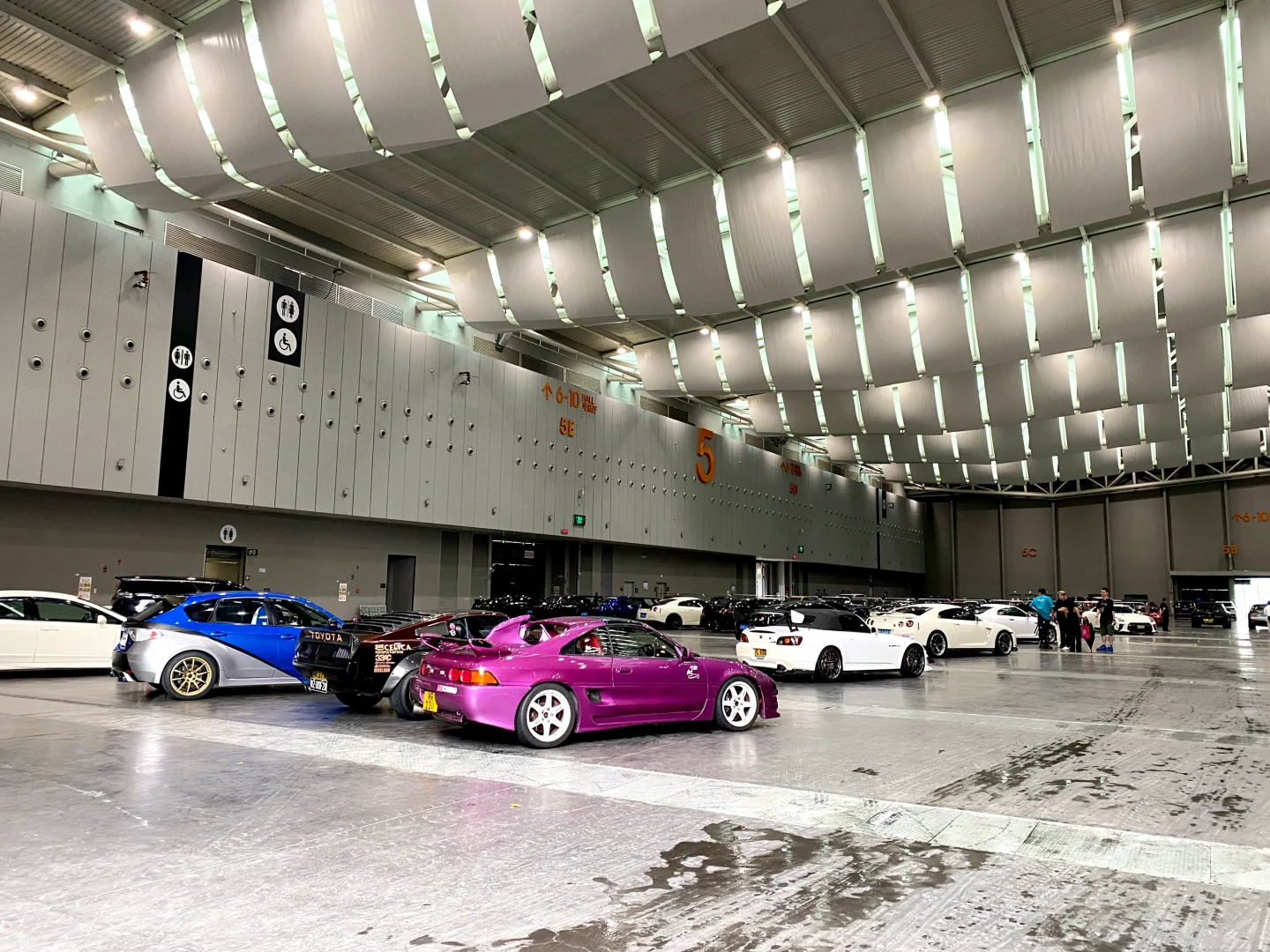 过度商业化的改装展会还是得靠外场撑场了。