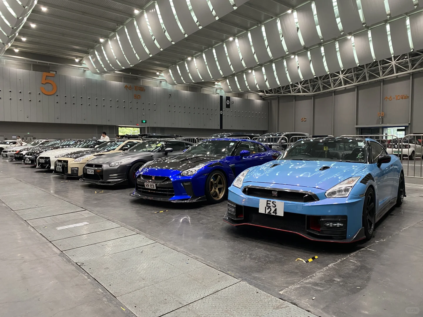 过度商业化的改装展会还是得靠外场撑场了。