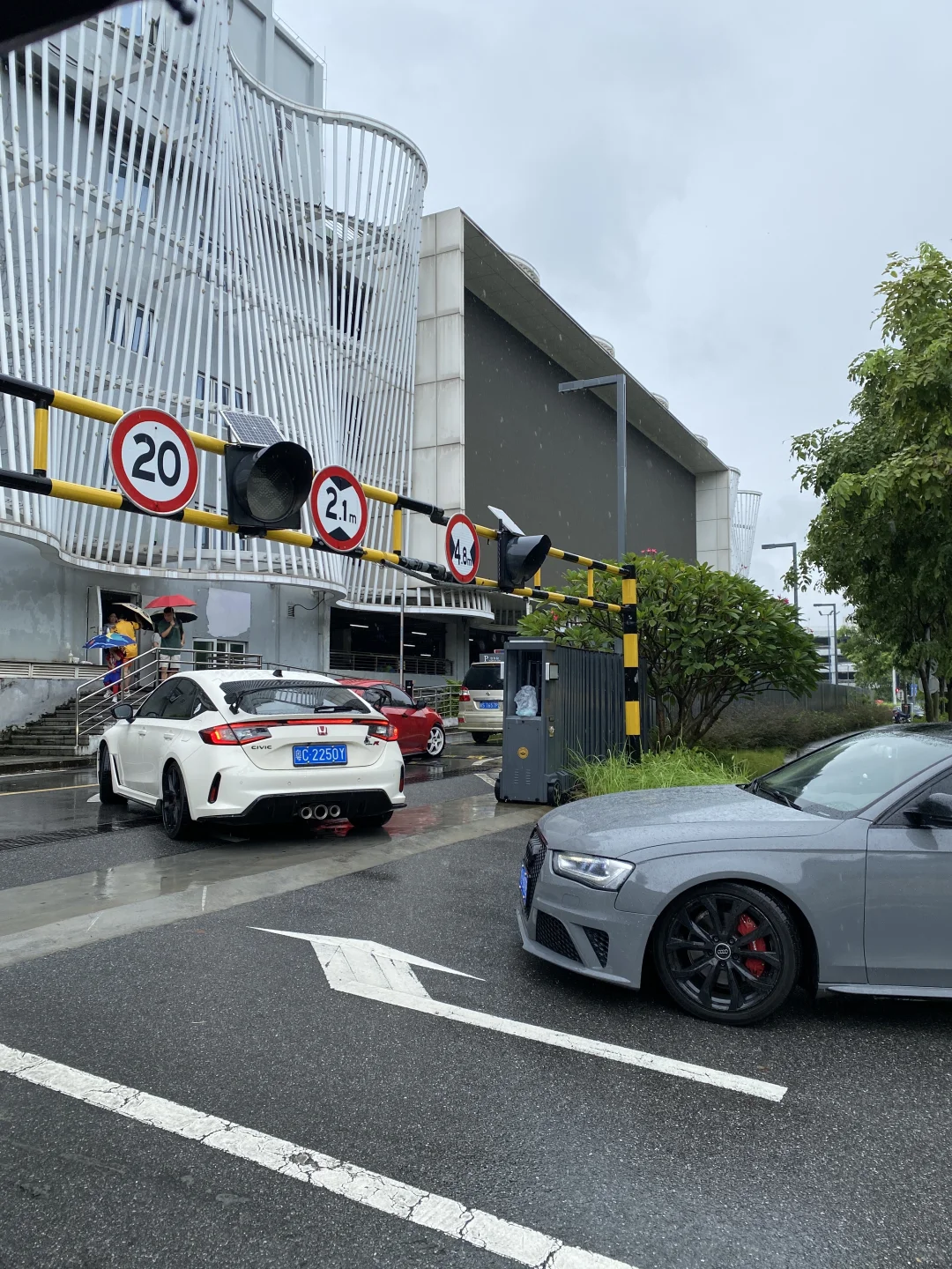 过度商业化的改装展会还是得靠外场撑场了。