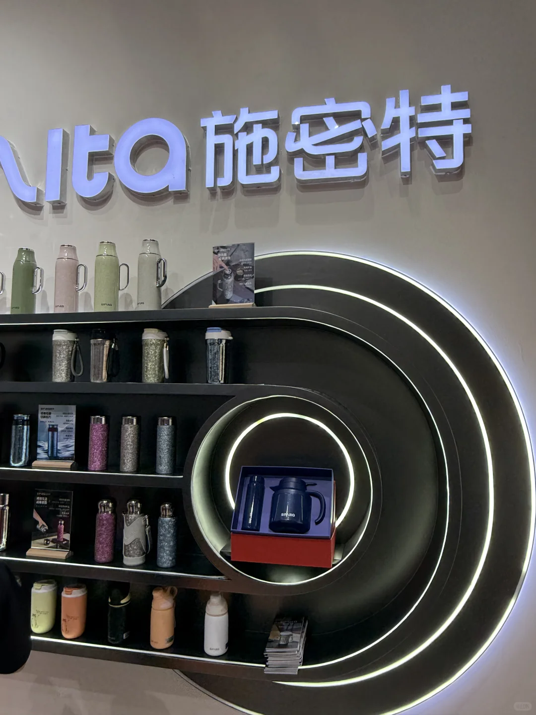 会展中心施密特免费领杯子！