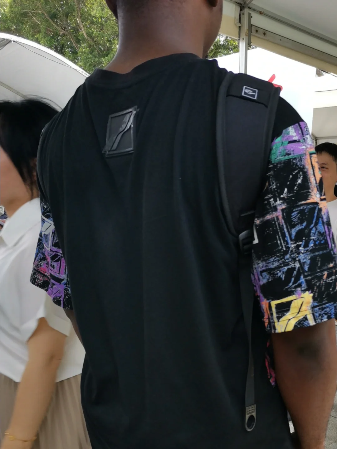 他说：“给800，我可以带你进去广交会。”?