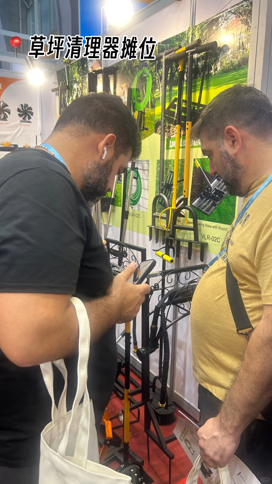 广交会现场这些摊位的买家也太多了吧......