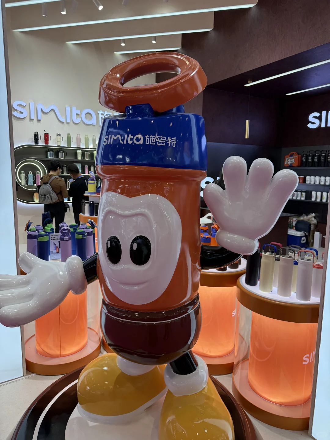 会展中心施密特免费领杯子！