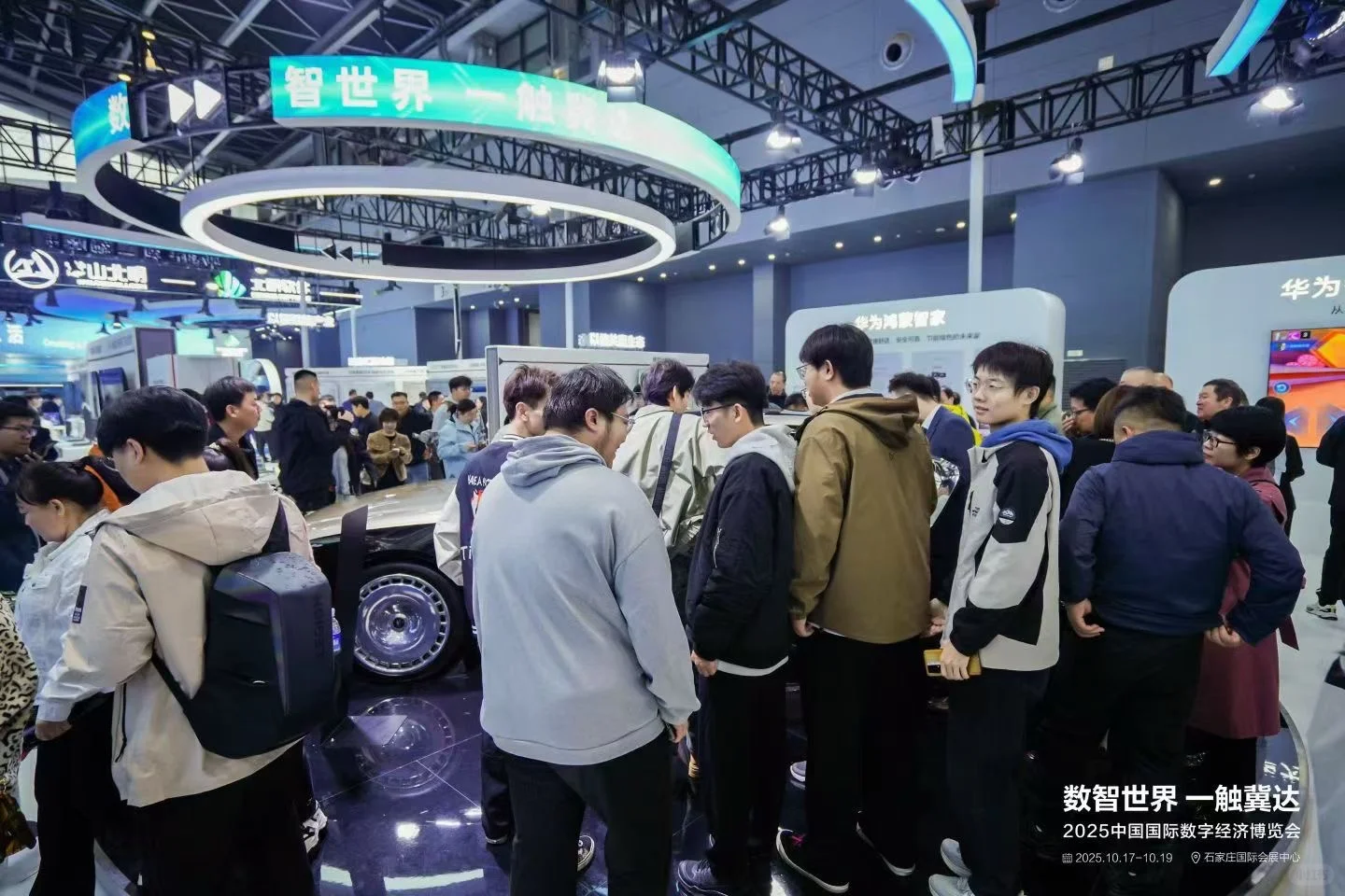 数博会现场太热闹啦！