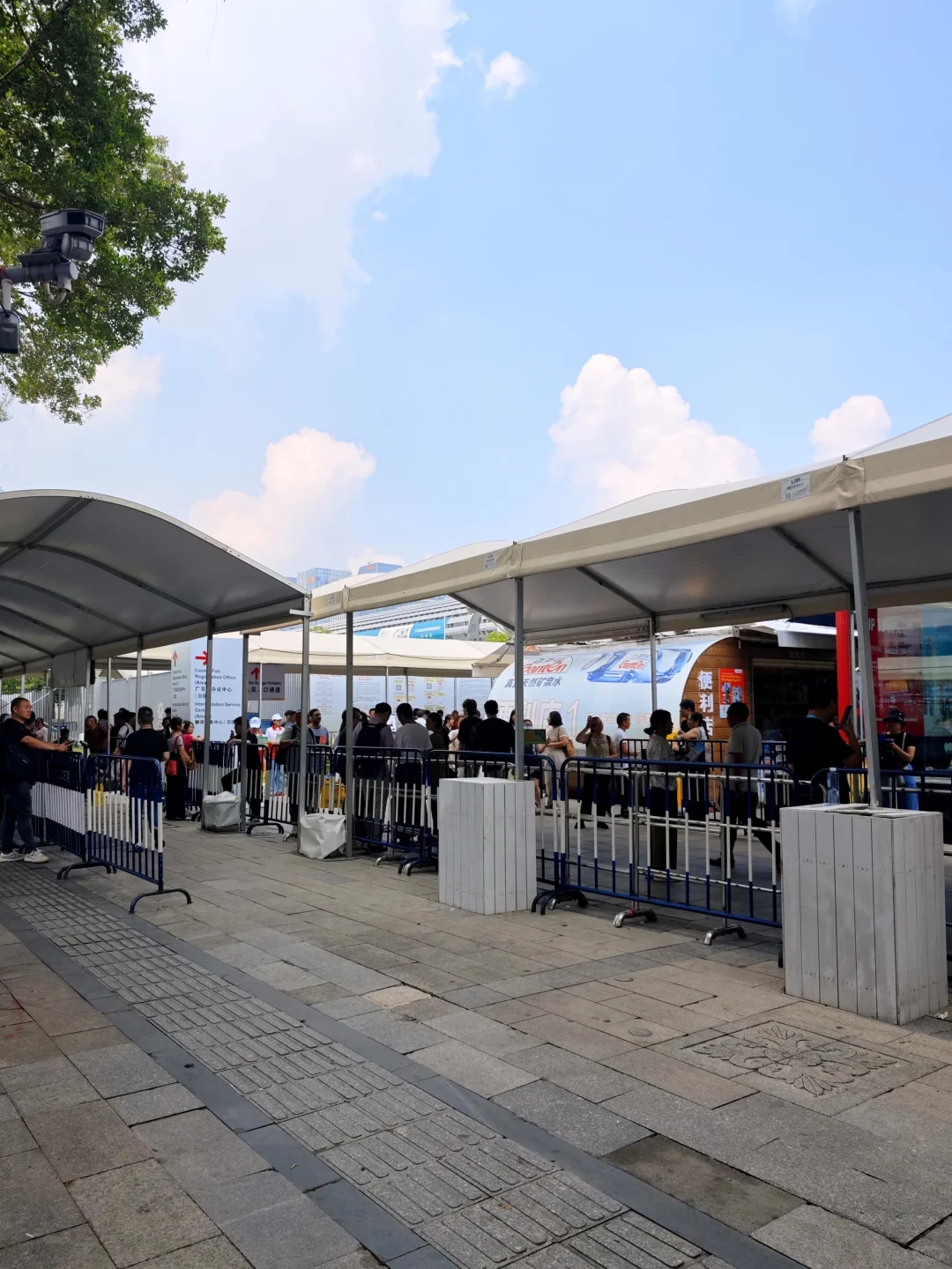 他说：“给800，我可以带你进去广交会。”?