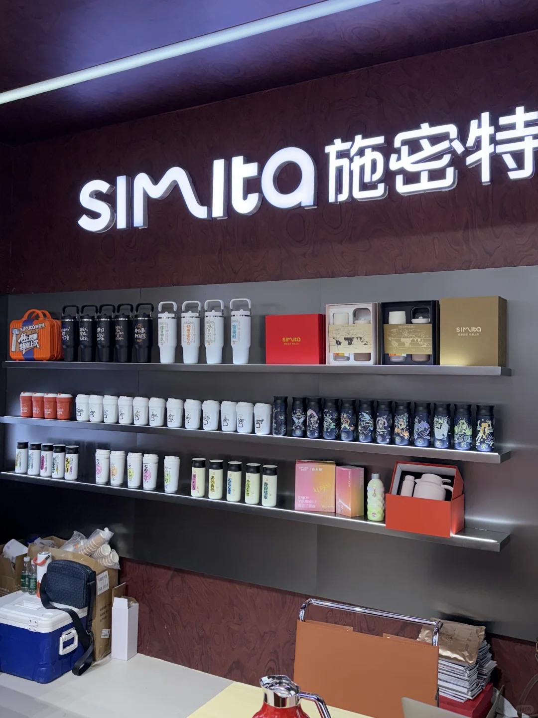 会展中心施密特免费领杯子！