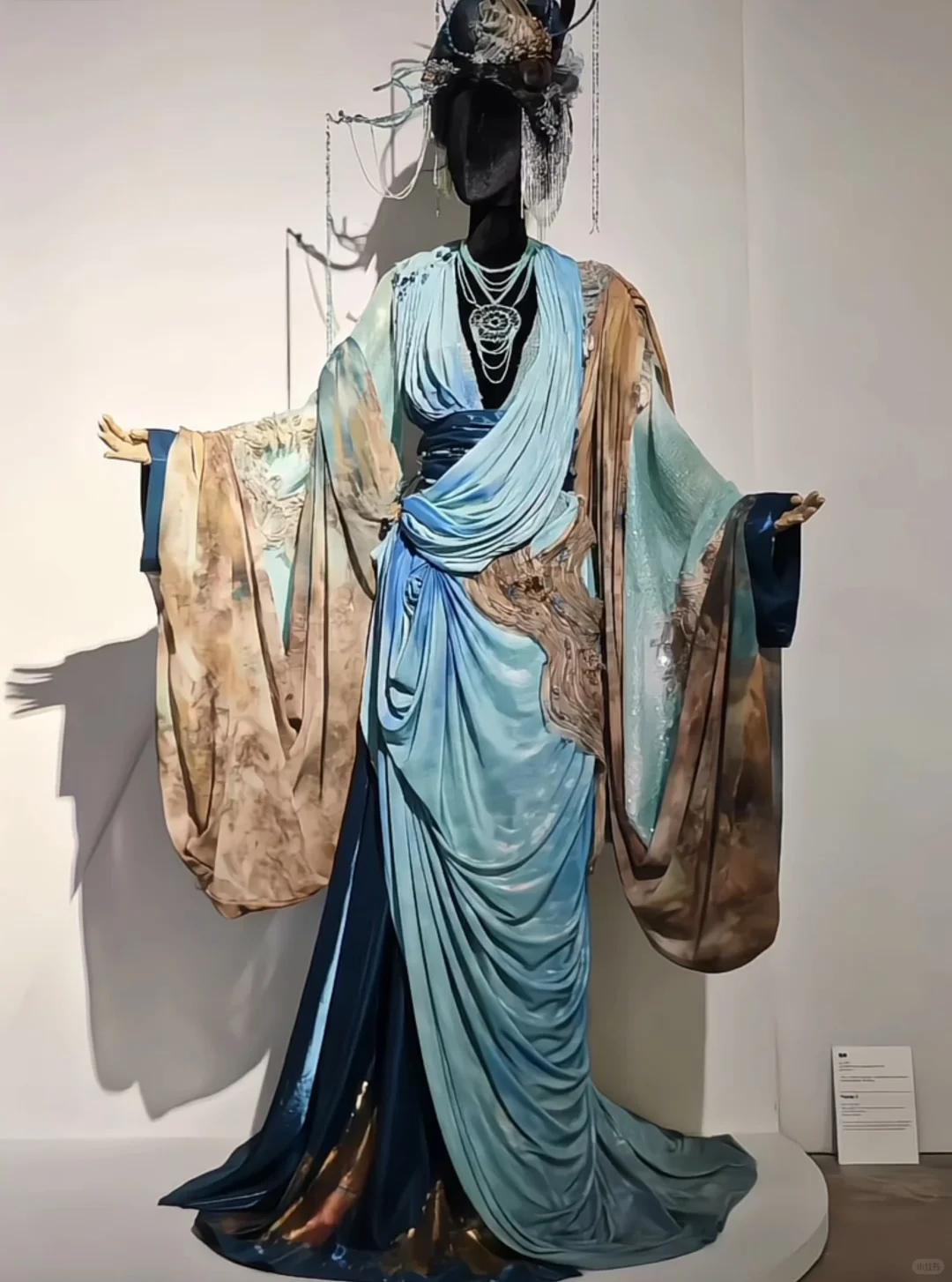 脑洞很大的免费展❗上海戏剧学生衣橱大公开