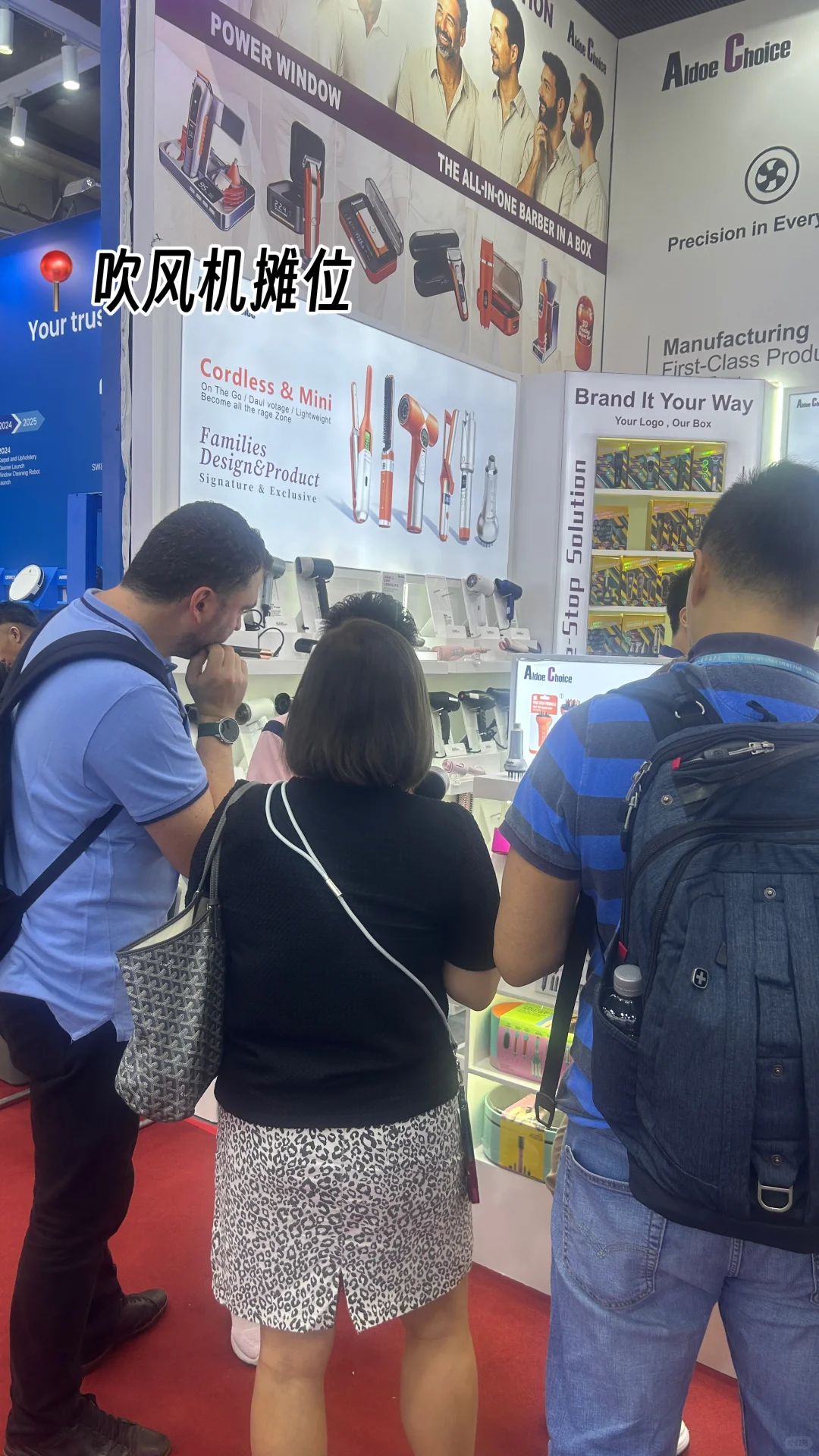 广交会现场这些摊位的买家也太多了吧......