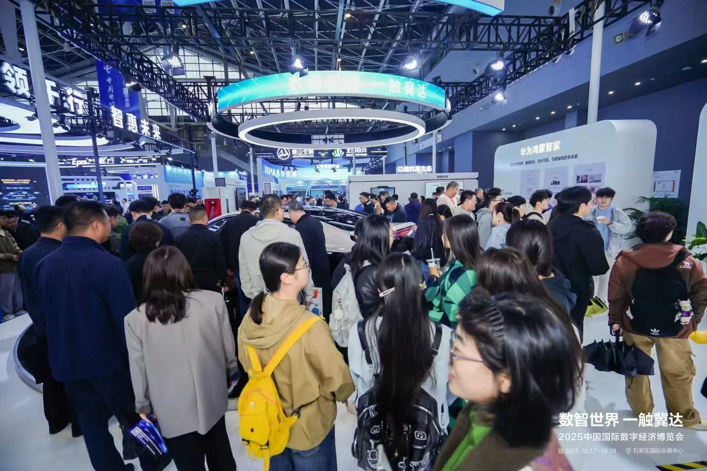 数博会现场太热闹啦！