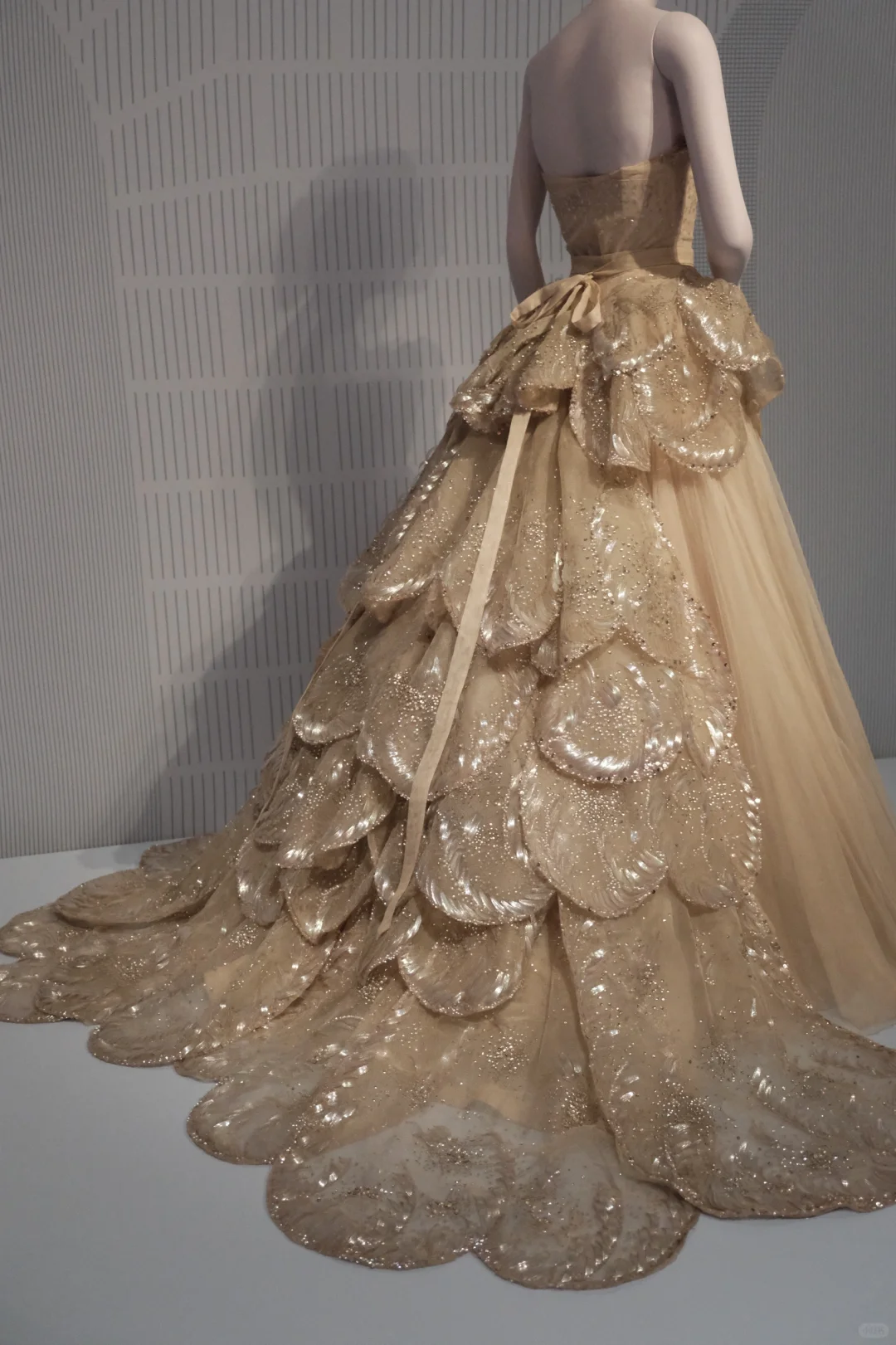 优雅是永不褪色的魅力｜de young高定展