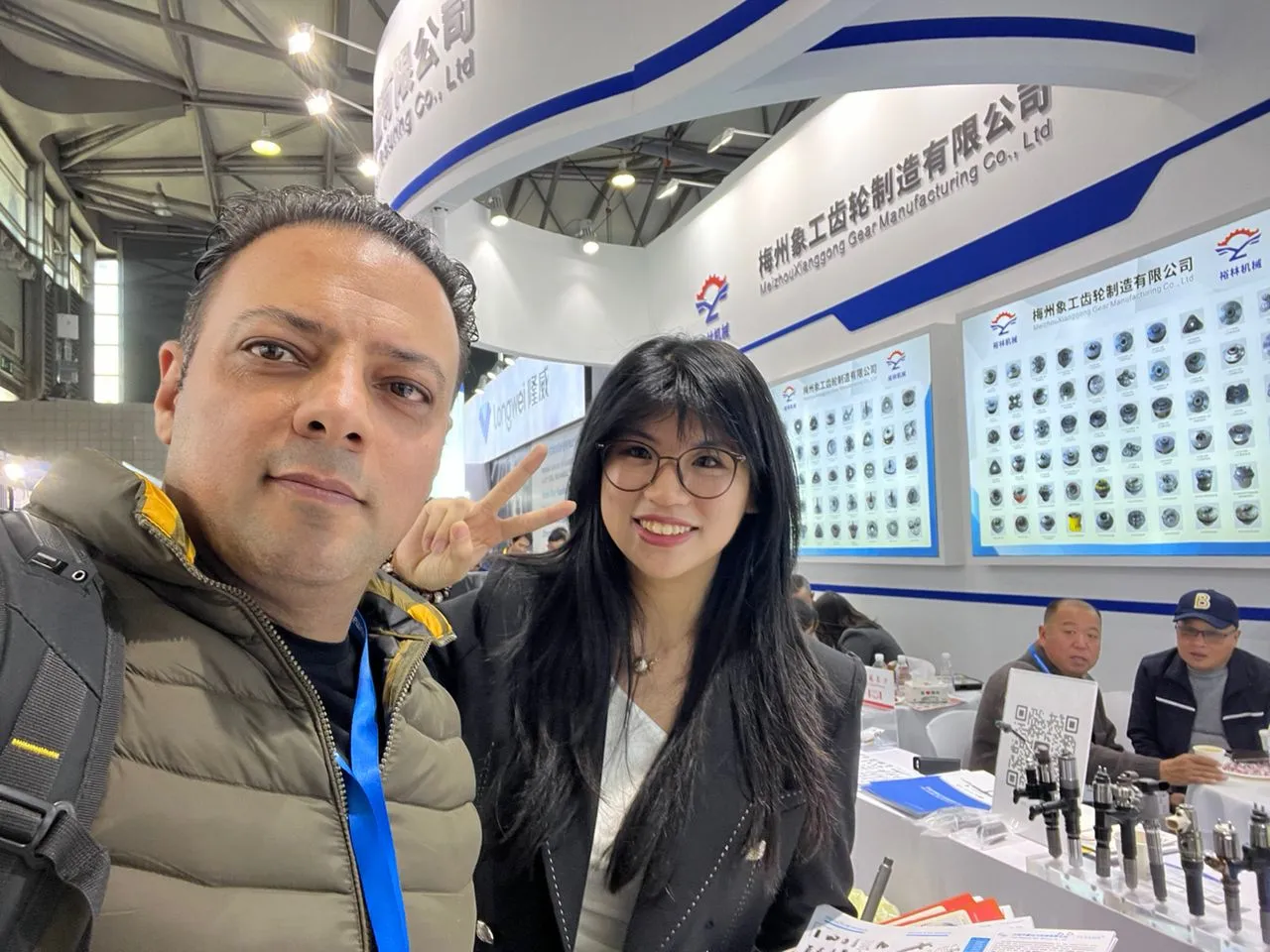 宝马展人真的很多！翻译很顺利~