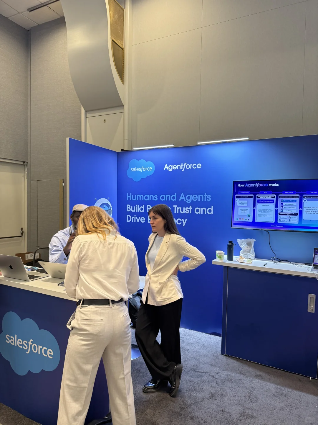 医疗创业没钱租展位了 只能在门口摆地摊