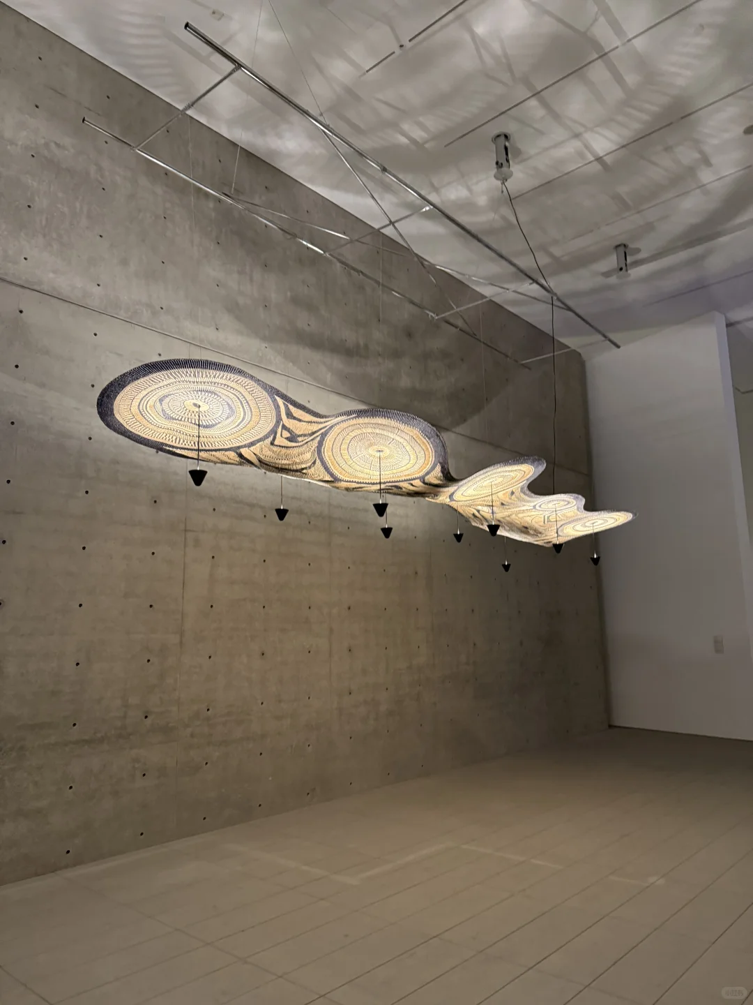 北京启皓艺术馆:光之线条,灯光跟线条的交错