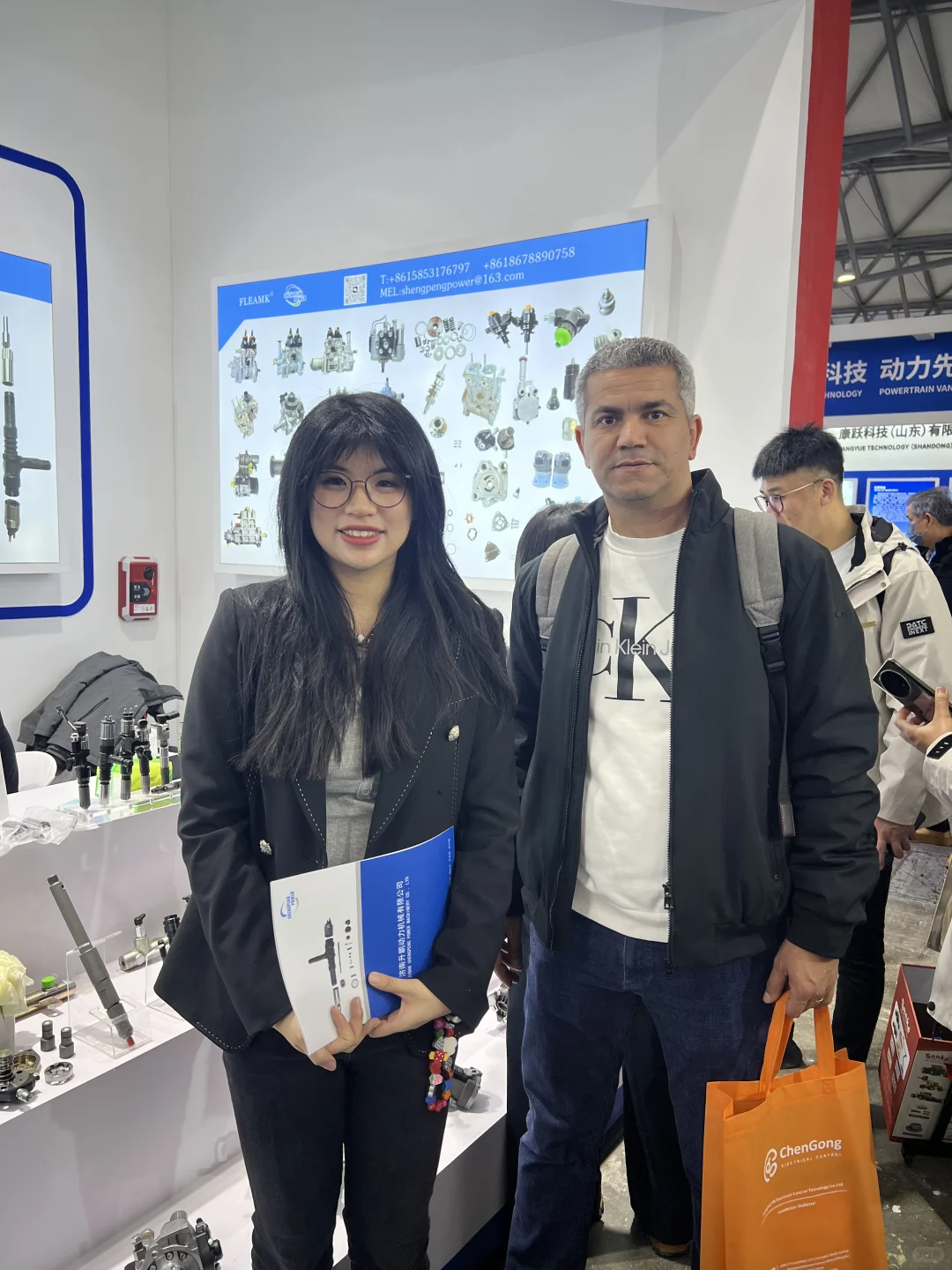 宝马展人真的很多！翻译很顺利~