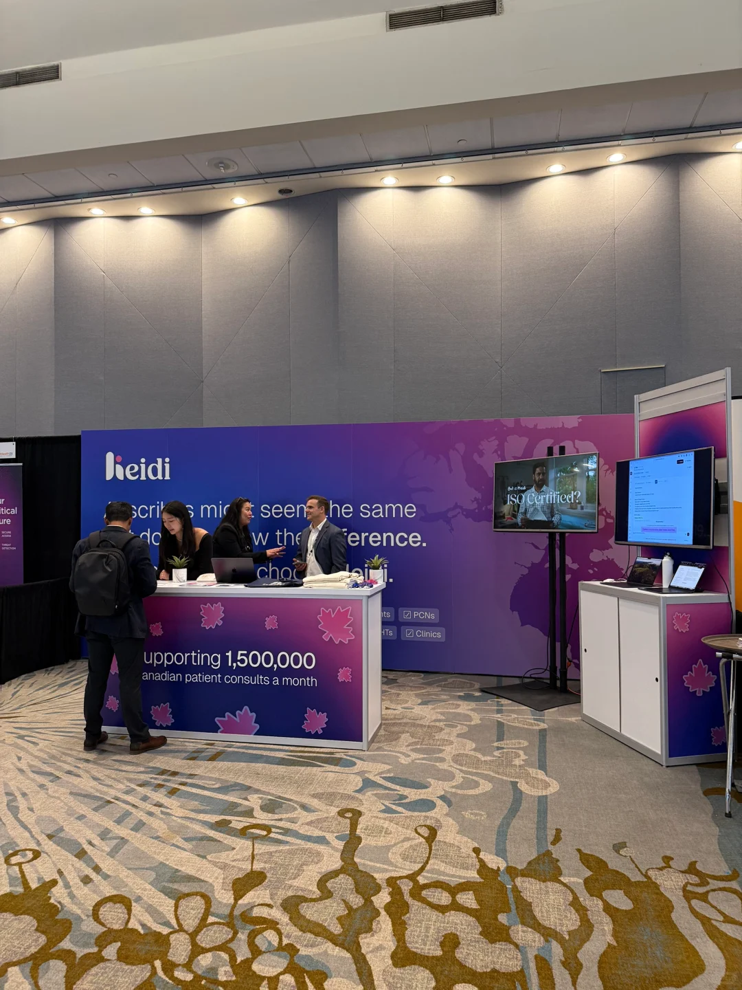 医疗创业没钱租展位了 只能在门口摆地摊