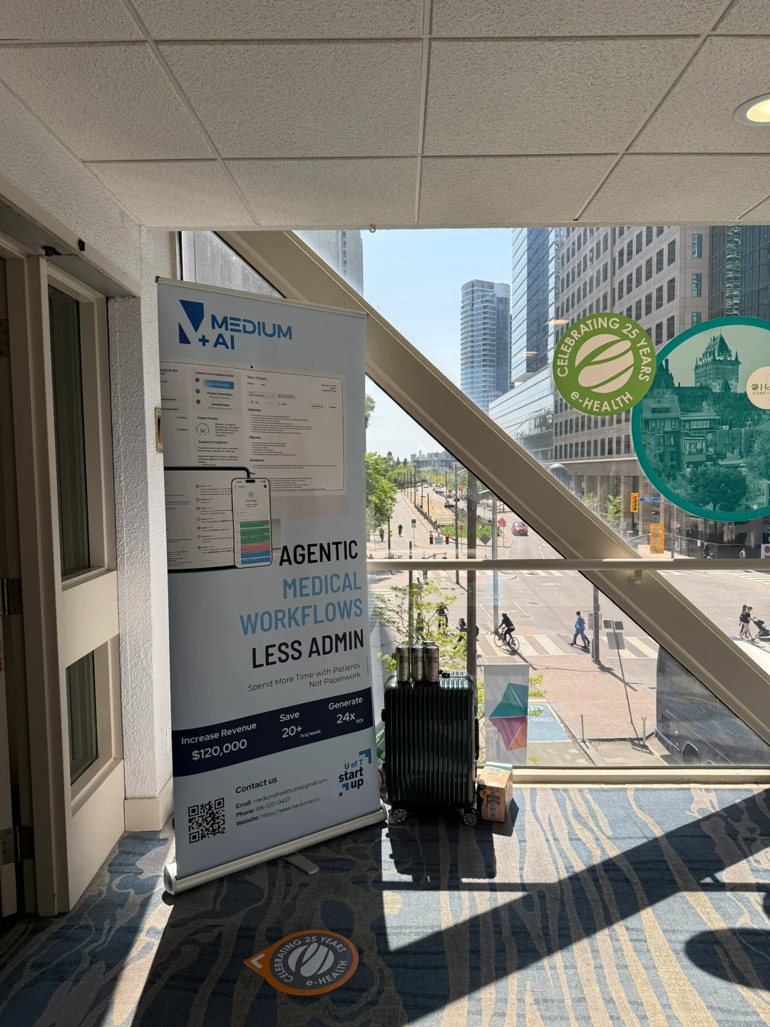 医疗创业没钱租展位了 只能在门口摆地摊