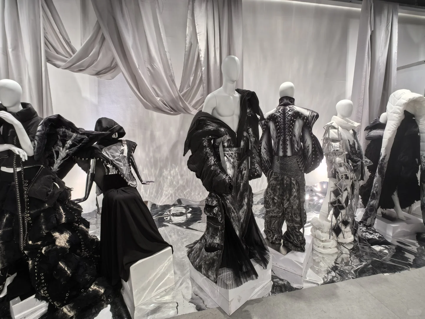 西美毕业展/创意集市此人就这样去逛