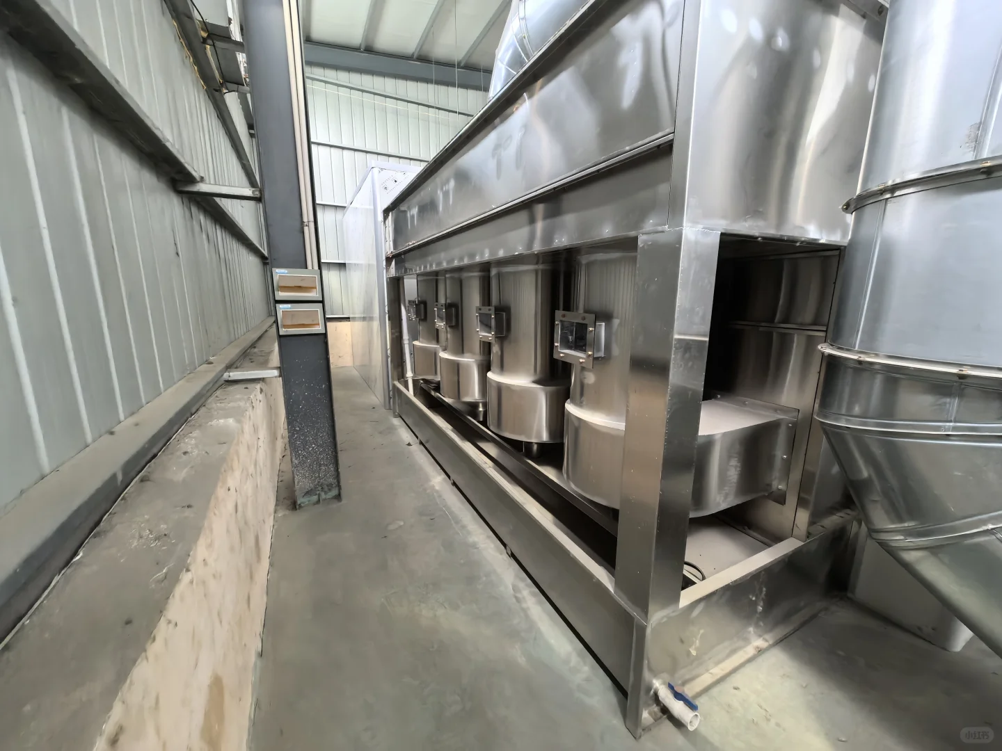 在山东有一家专业做喷漆房的厂家