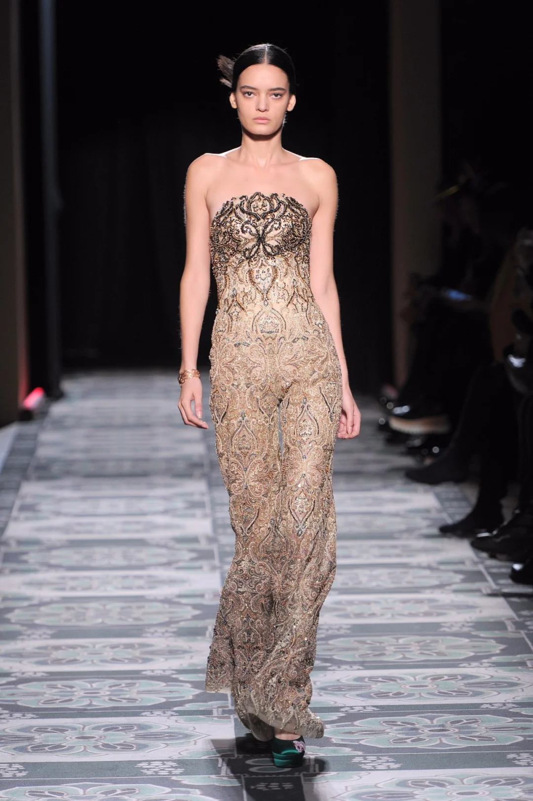 绝美中国风| 走向国际的《敦煌》的时装秀