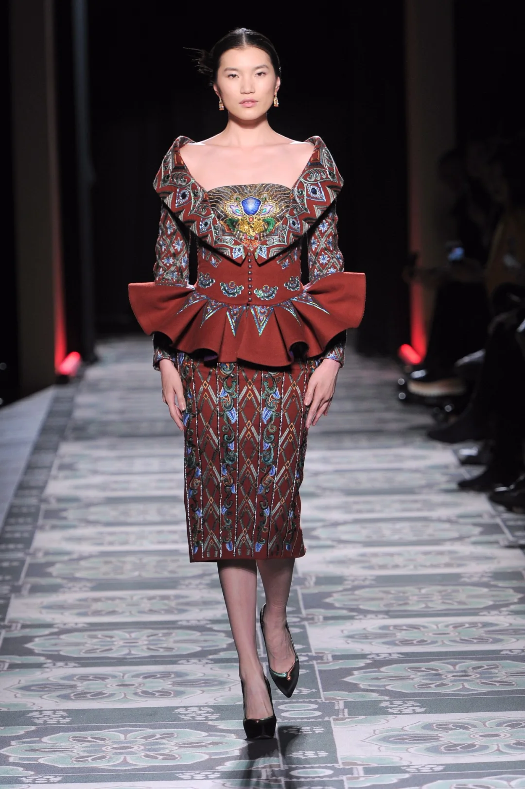 绝美中国风| 走向国际的《敦煌》的时装秀