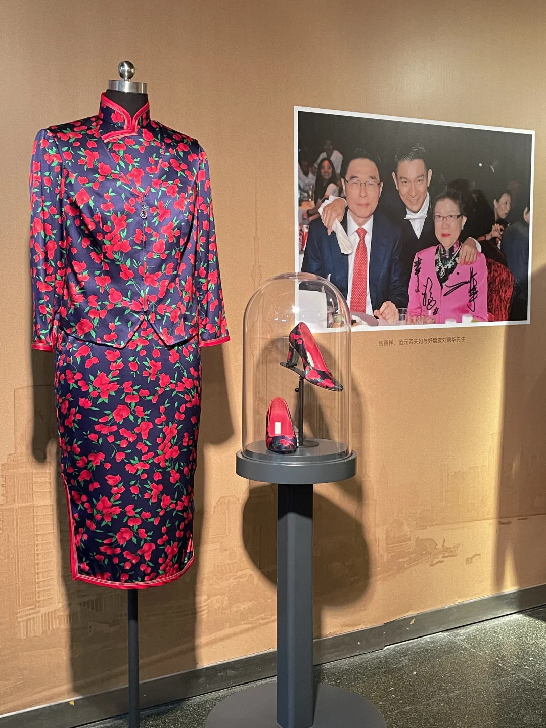 一领一扣 尽显东方古典美 沪港名媛旗袍展