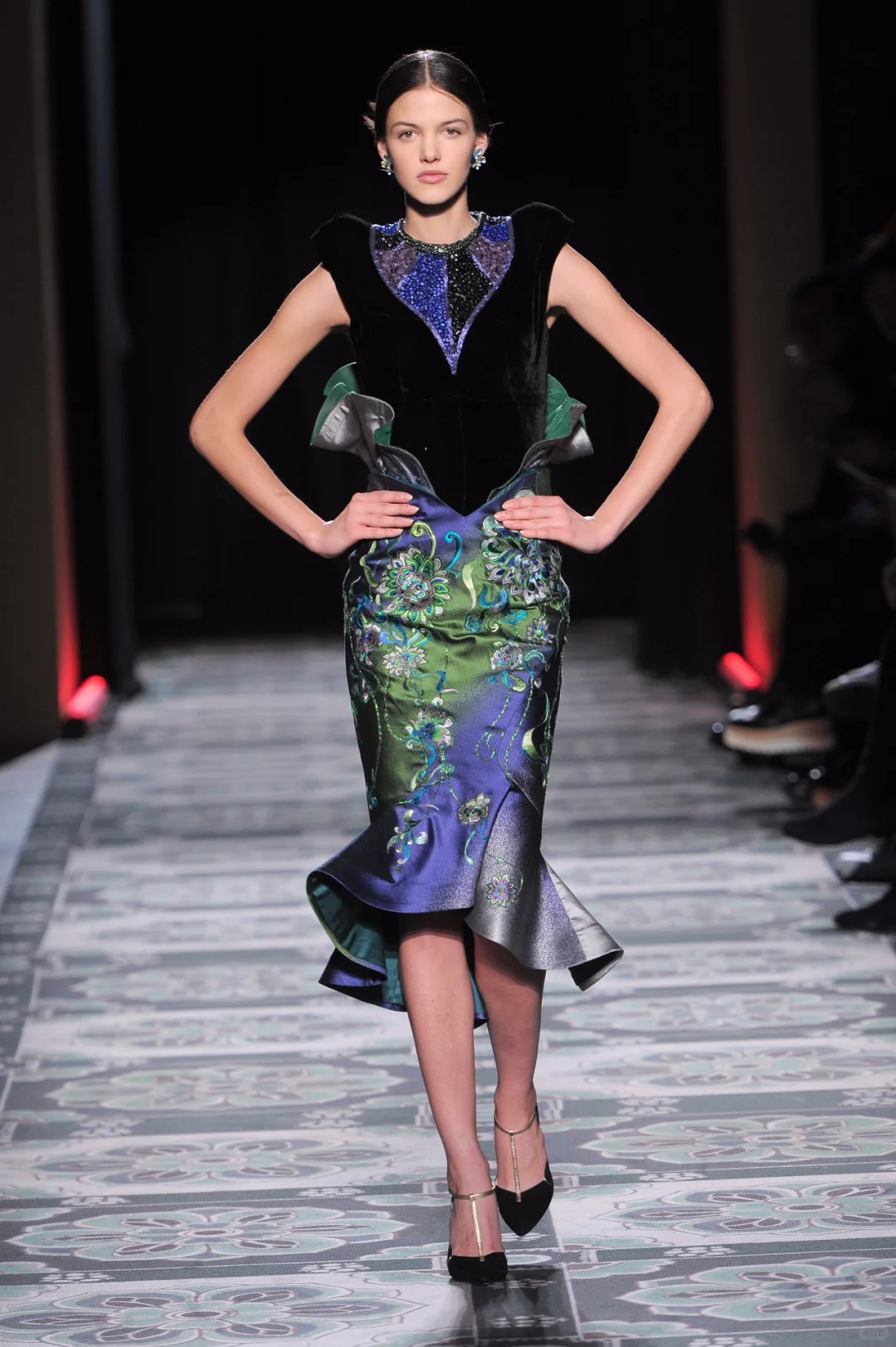 绝美中国风| 走向国际的《敦煌》的时装秀