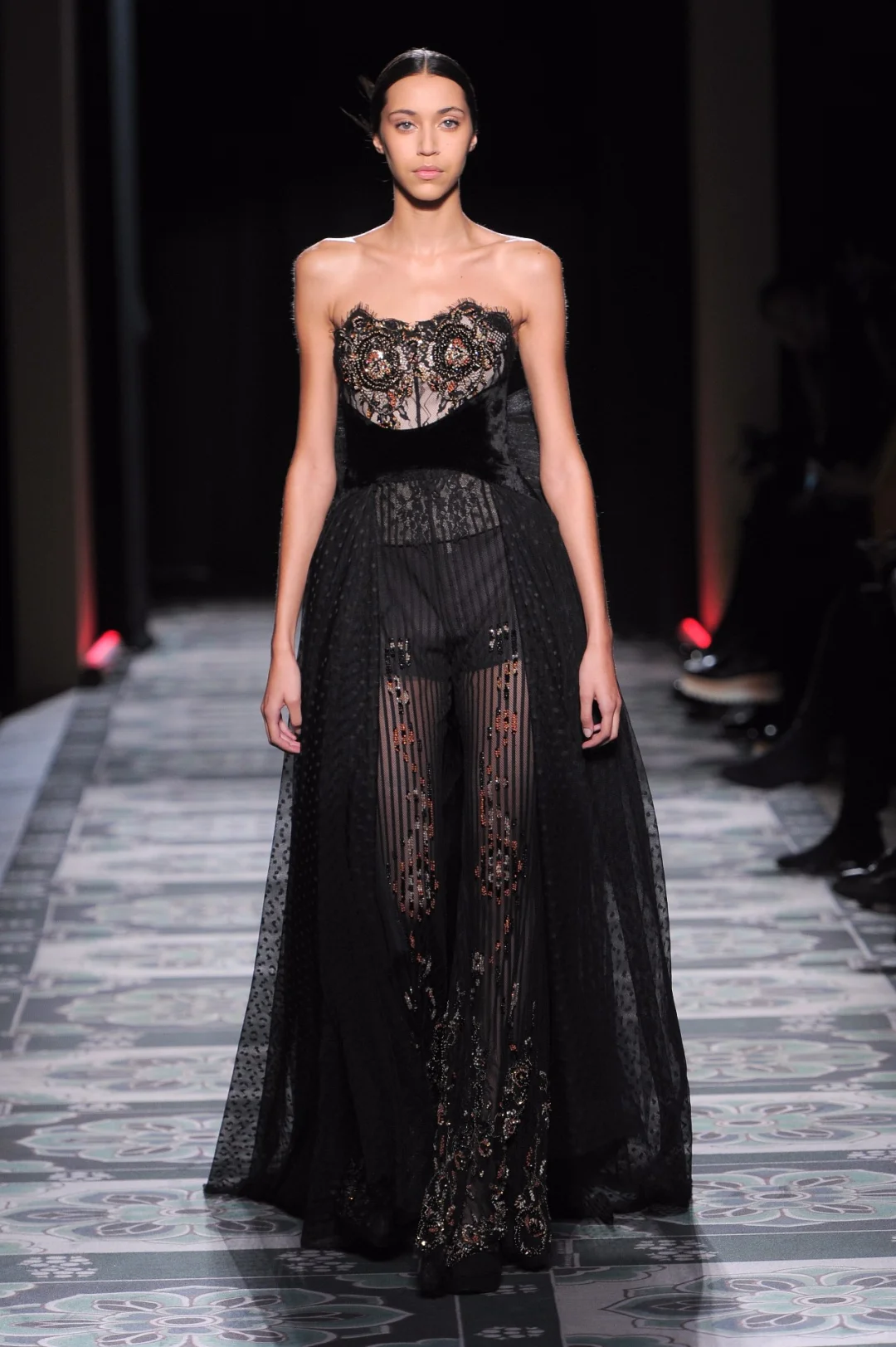 绝美中国风| 走向国际的《敦煌》的时装秀