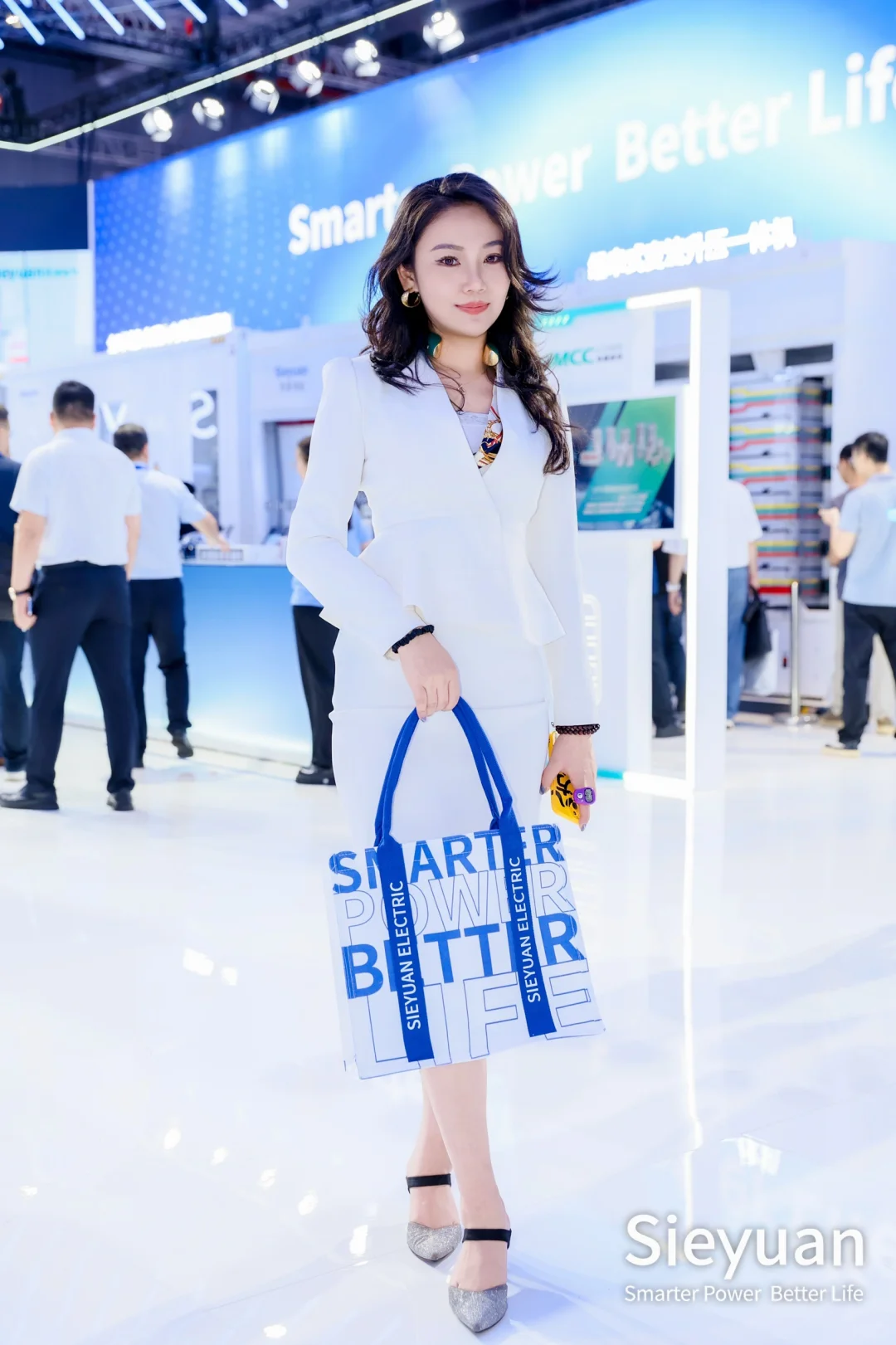 光伏展主持居然被前东家“抓包”啦！?