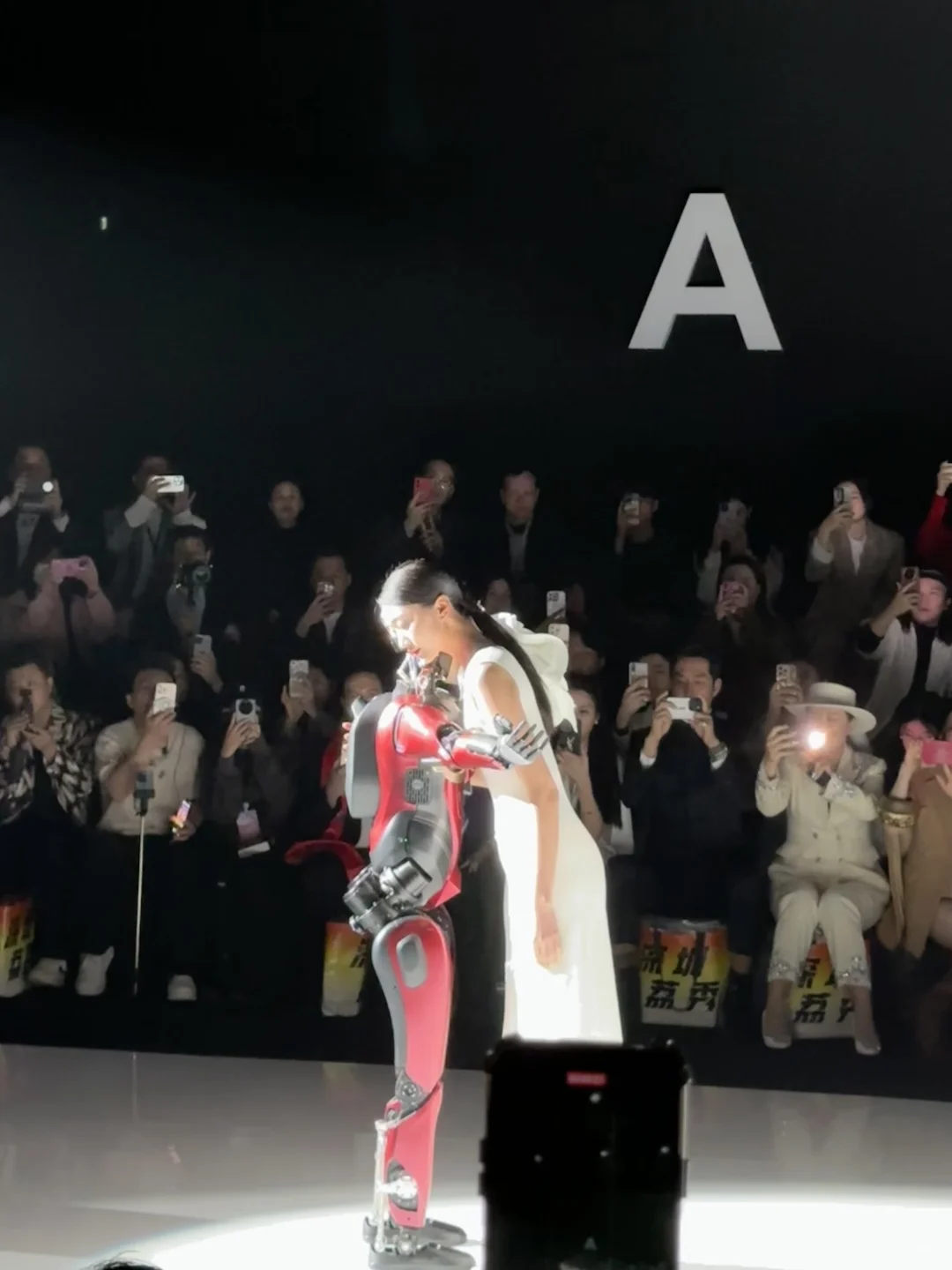 被英歌舞开场秀震撼!南油荔秀采购节太绝啦