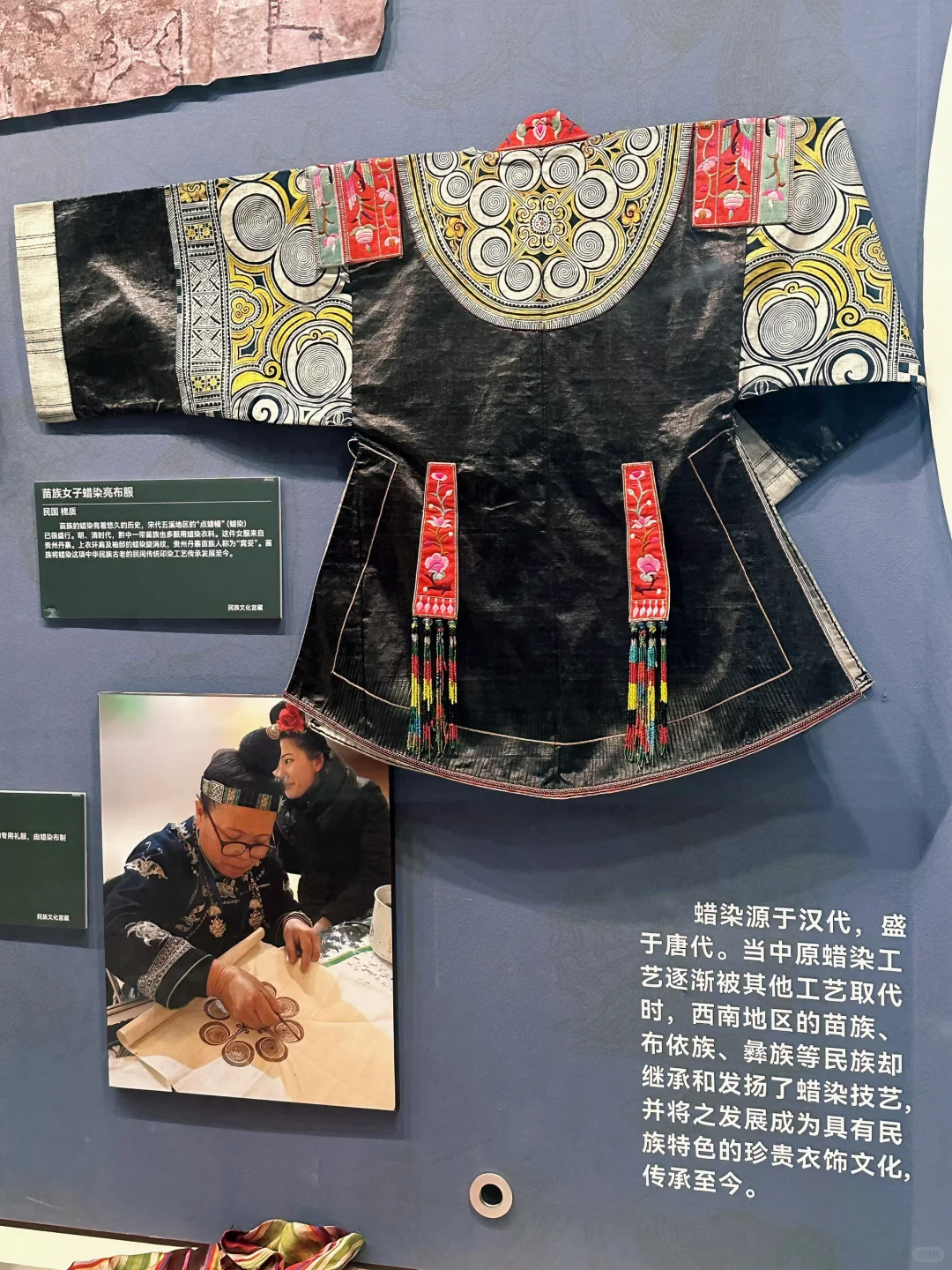 《许我耀眼》里的非遗服饰,在民族宫看个够~