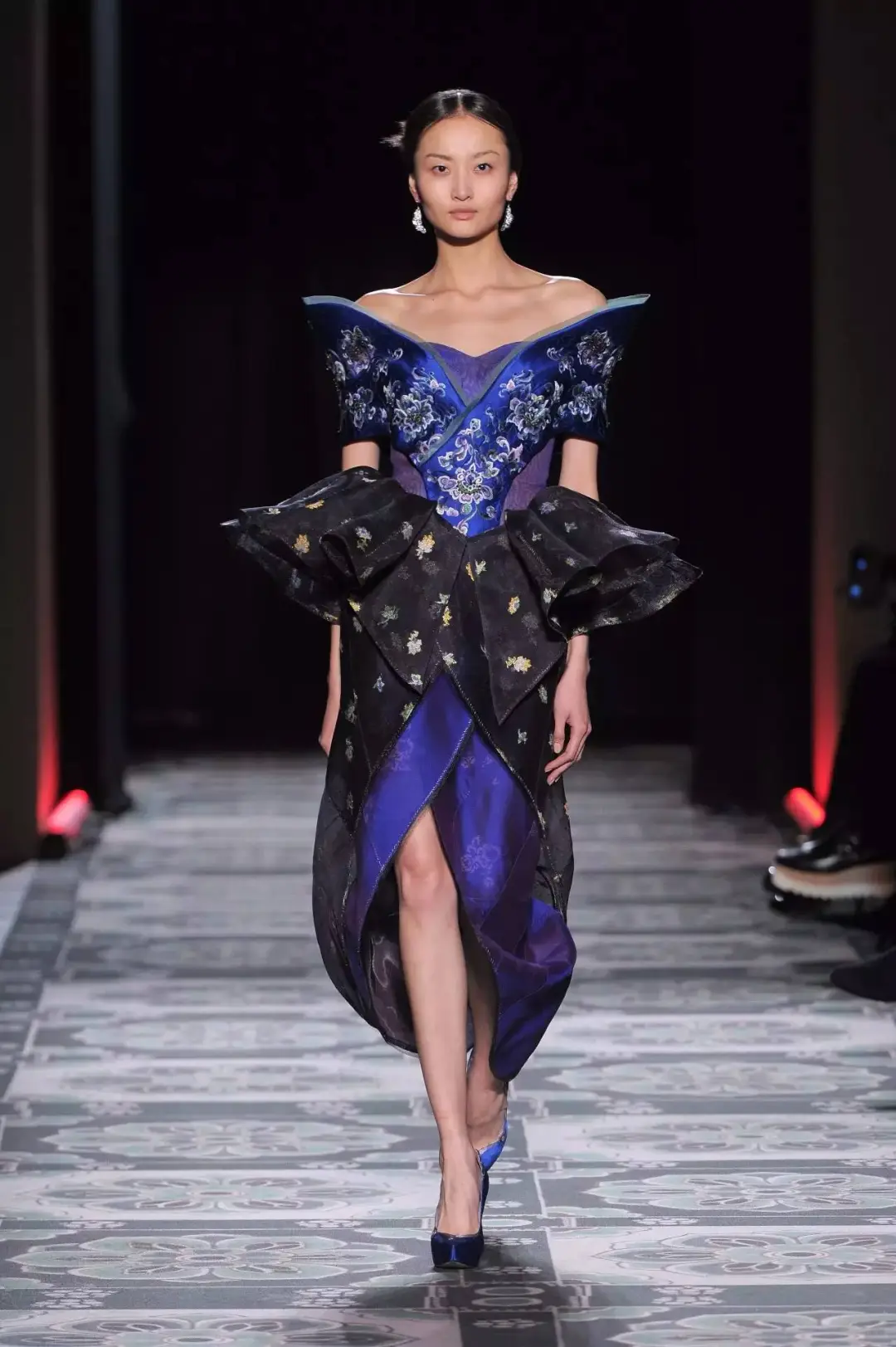 绝美中国风| 走向国际的《敦煌》的时装秀