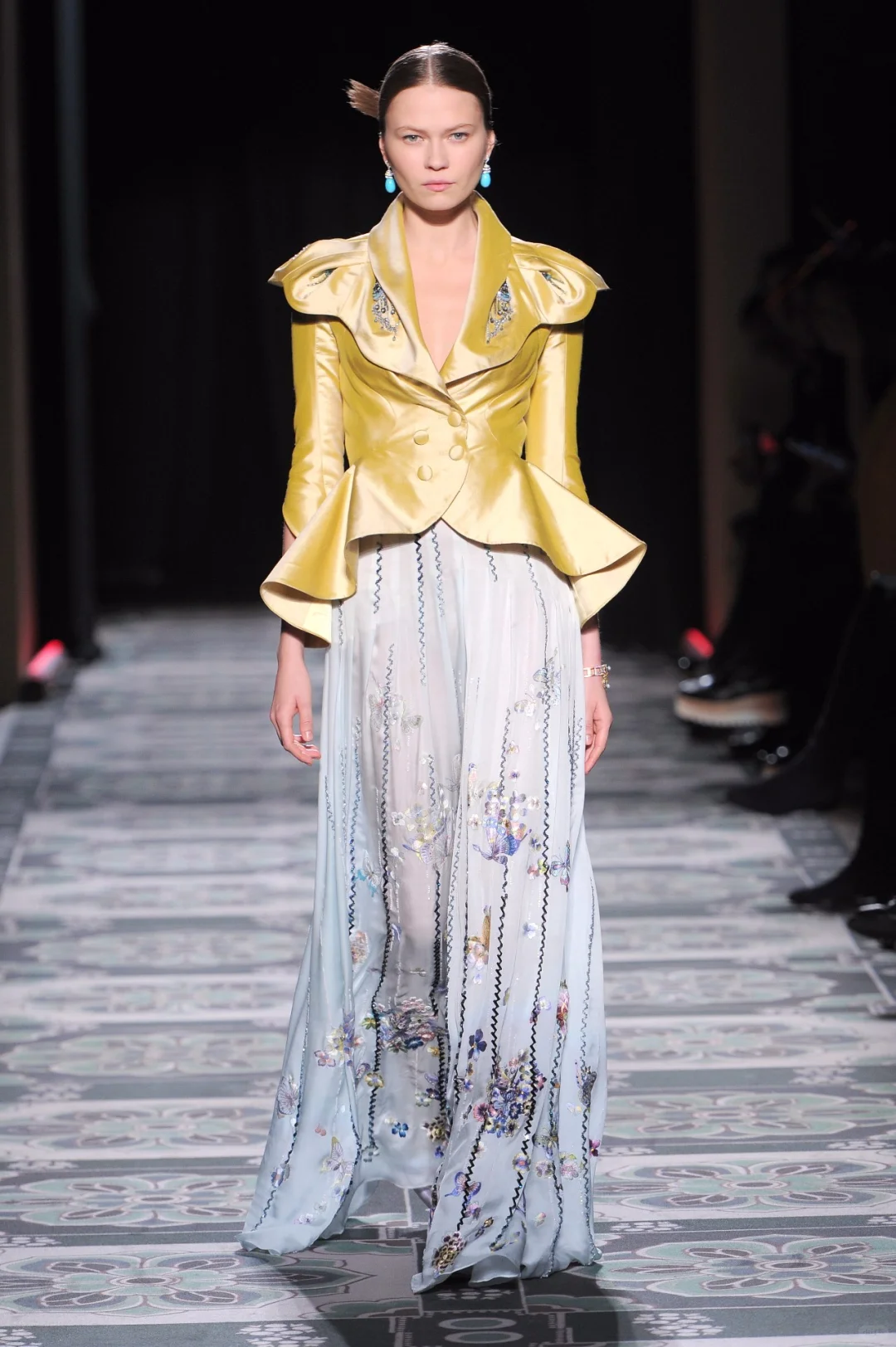 绝美中国风| 走向国际的《敦煌》的时装秀