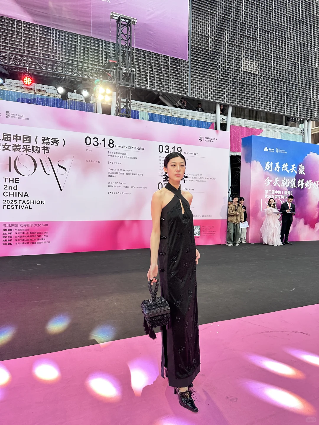 被英歌舞开场秀震撼!南油荔秀采购节太绝啦