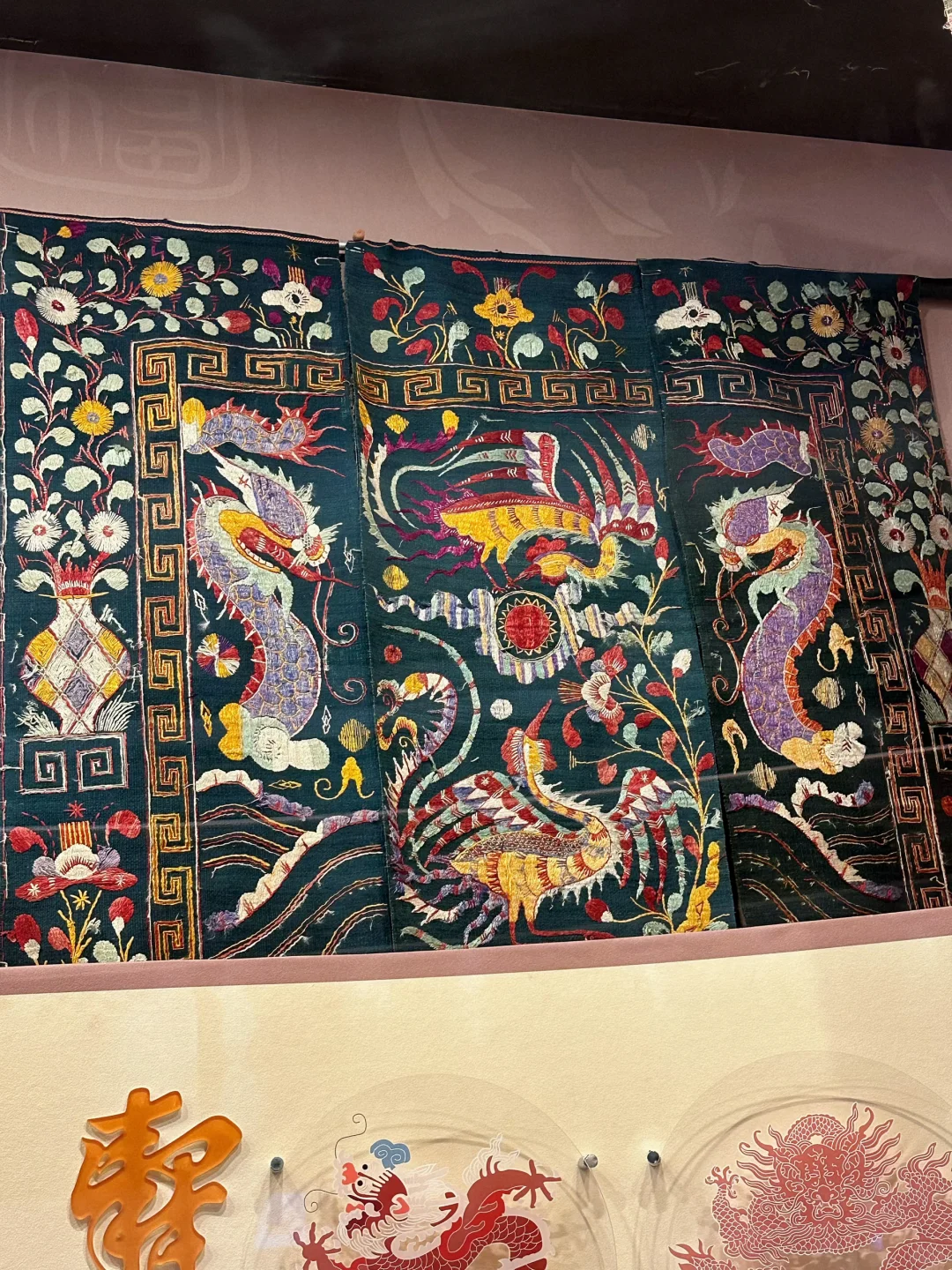 《许我耀眼》里的非遗服饰,在民族宫看个够~