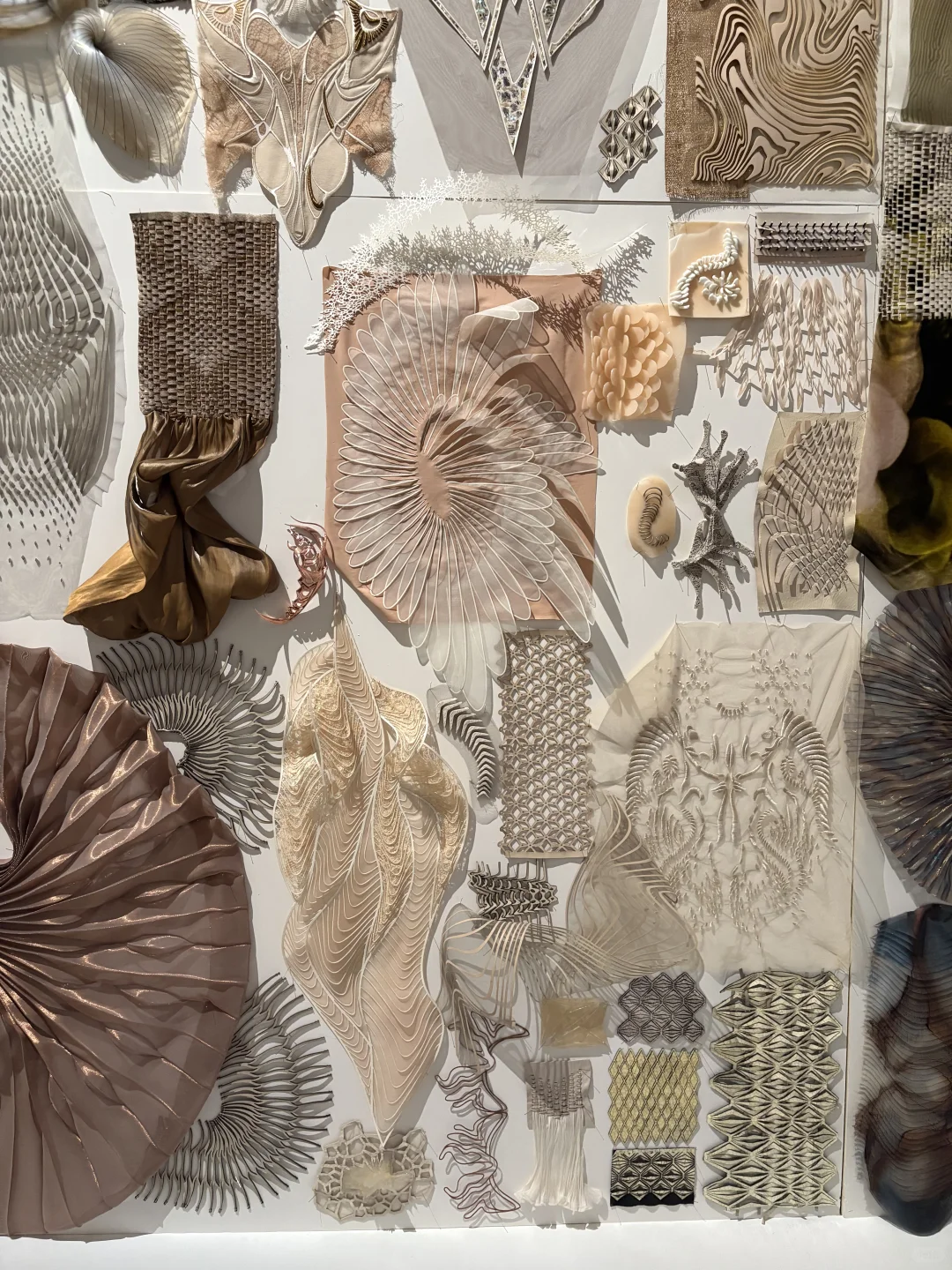 令人惊叹的灵感版?? Iris van Herpen展览