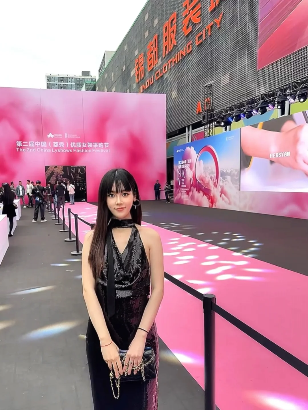 被英歌舞开场秀震撼!南油荔秀采购节太绝啦