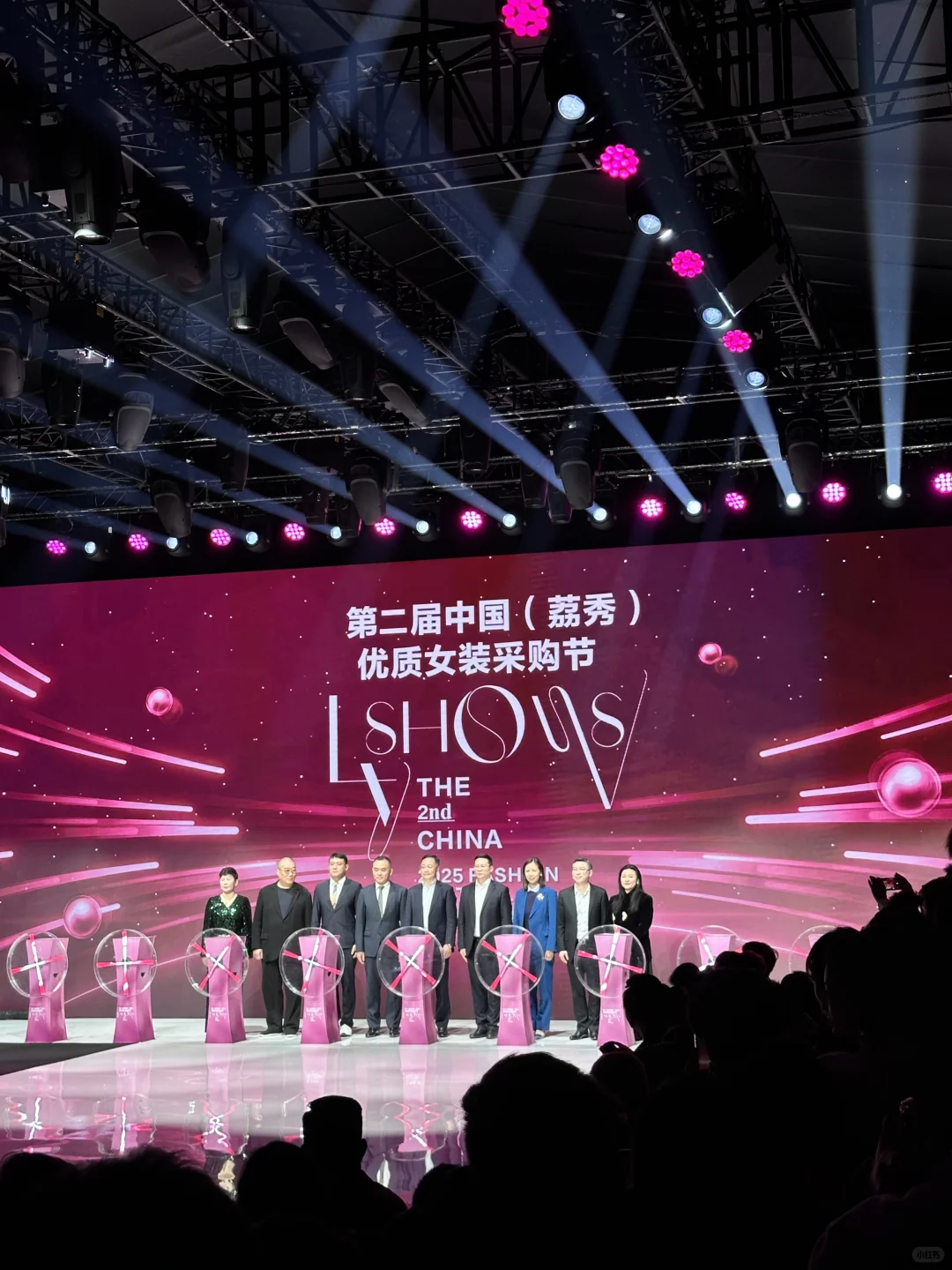 被英歌舞开场秀震撼!南油荔秀采购节太绝啦