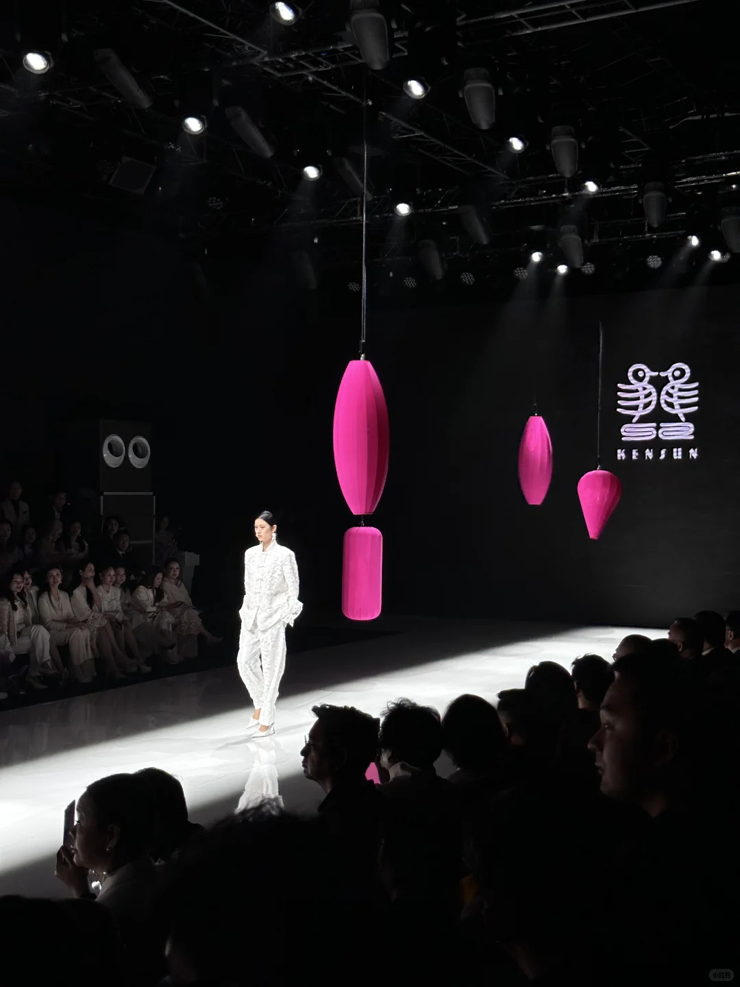 被英歌舞开场秀震撼!南油荔秀采购节太绝啦