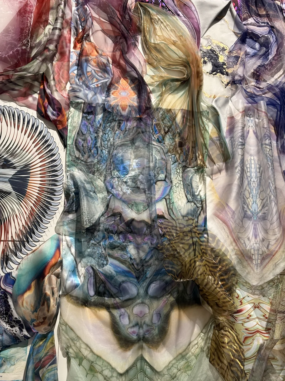 令人惊叹的灵感版?? Iris van Herpen展览