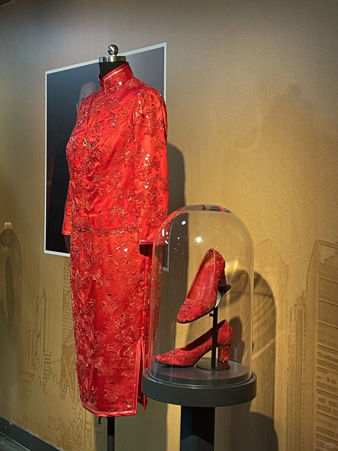 一领一扣 尽显东方古典美 沪港名媛旗袍展