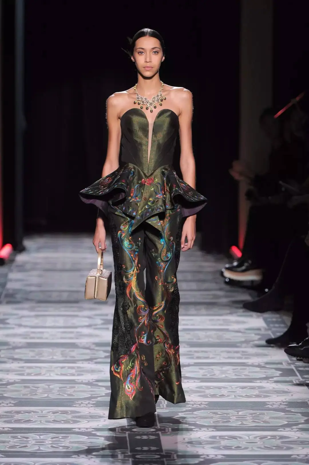 绝美中国风| 走向国际的《敦煌》的时装秀