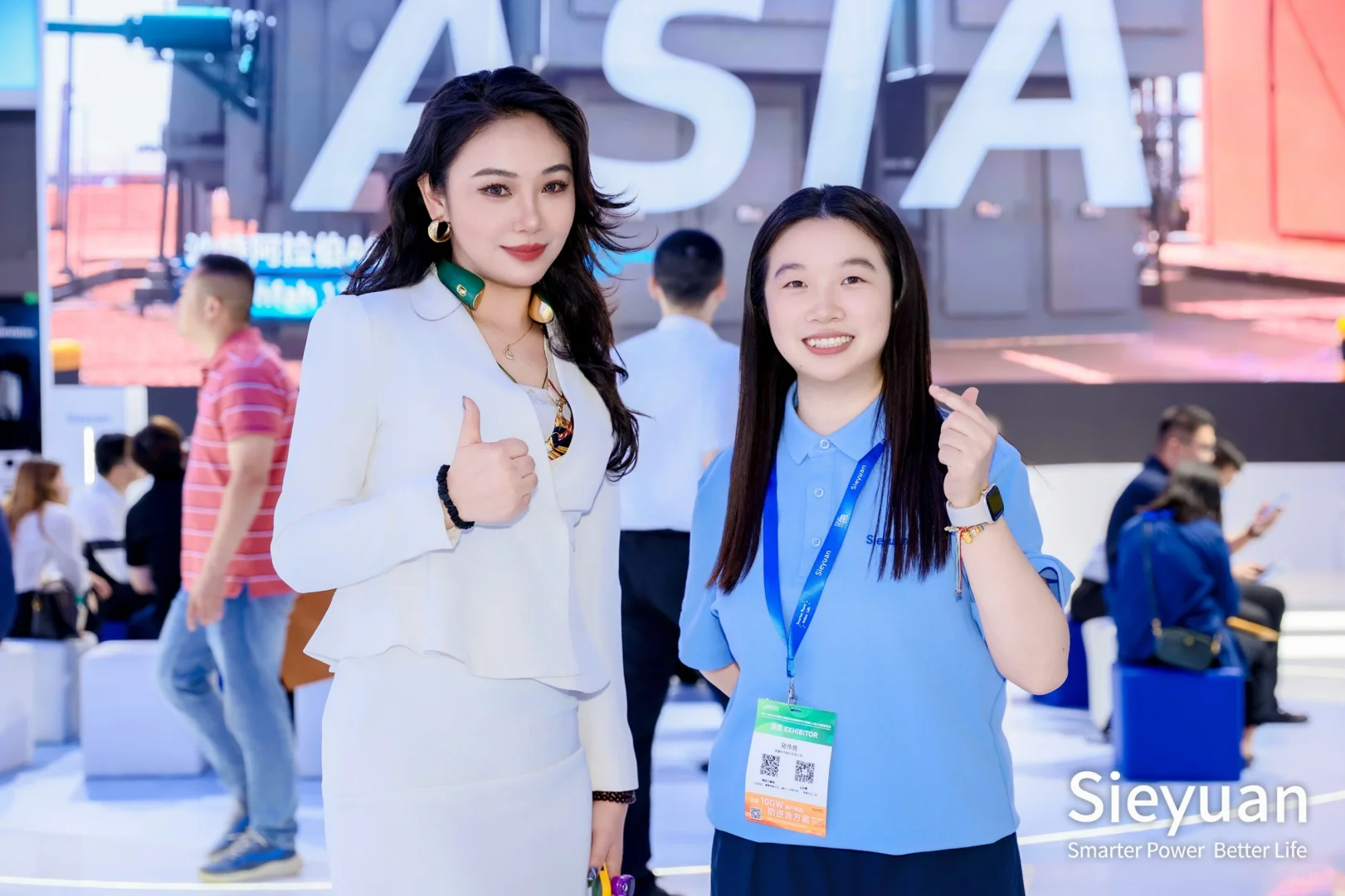 光伏展主持居然被前东家“抓包”啦！?