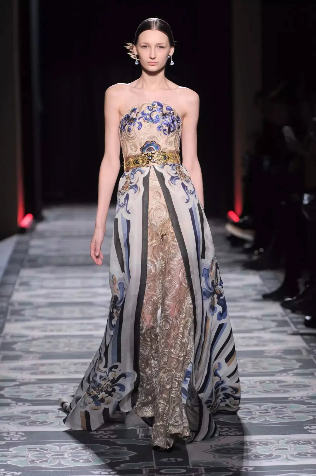 绝美中国风| 走向国际的《敦煌》的时装秀