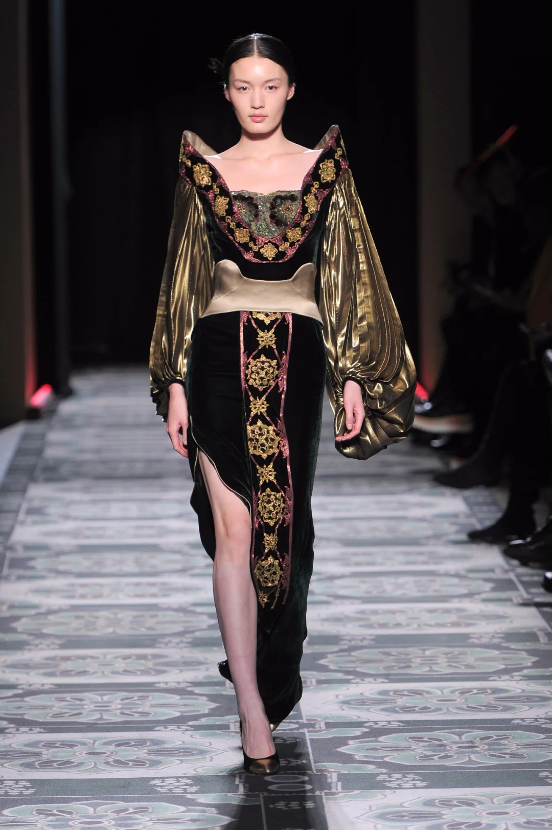 绝美中国风| 走向国际的《敦煌》的时装秀