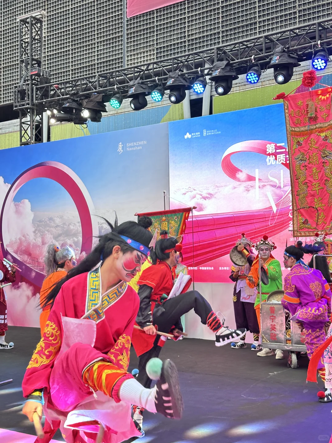 被英歌舞开场秀震撼!南油荔秀采购节太绝啦