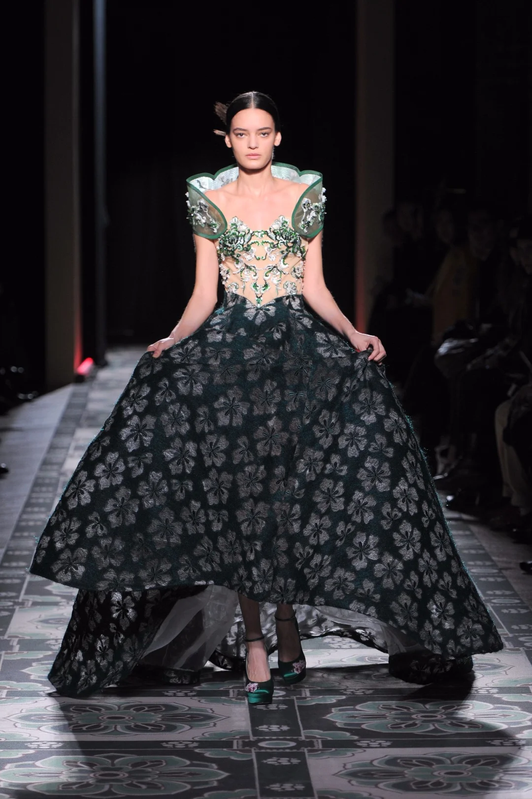 绝美中国风| 走向国际的《敦煌》的时装秀